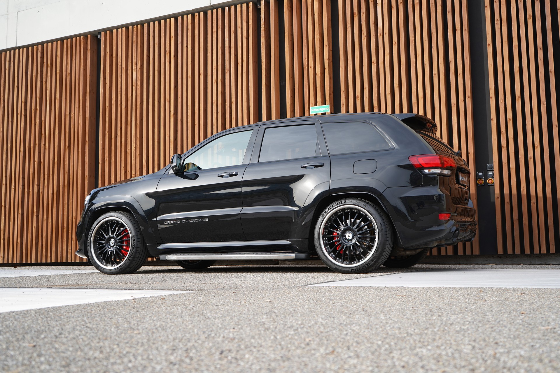 JEEP GRAND CHEROKEE 6.4 V8 HEMI BLACK SRT8 AUTOMATIC l 468 PS-image-5