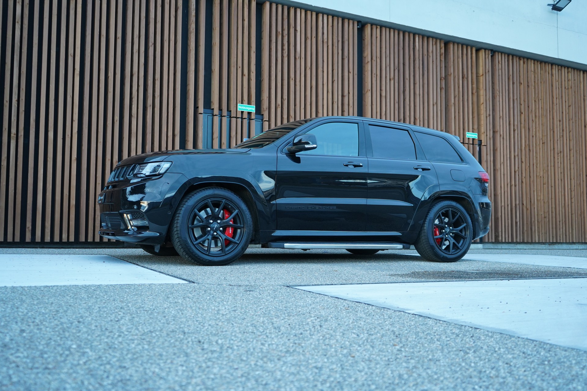 JEEP GRAND CHEROKEE 6.4 V8 HEMI BLACK SRT8 AUTOMATIC l 468 PS-image-12