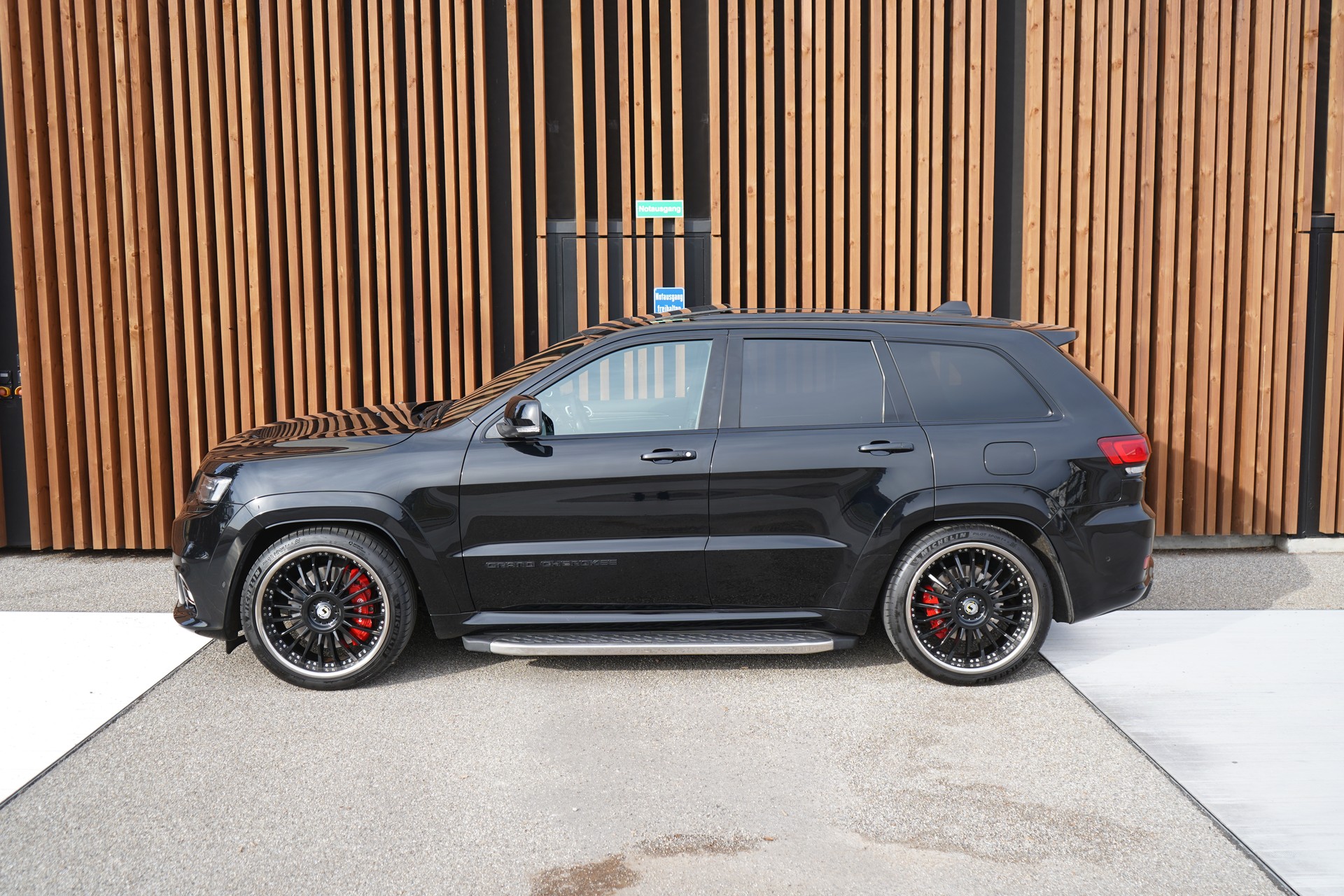 JEEP GRAND CHEROKEE 6.4 V8 HEMI BLACK SRT8 AUTOMATIC l 468 PS-image-3