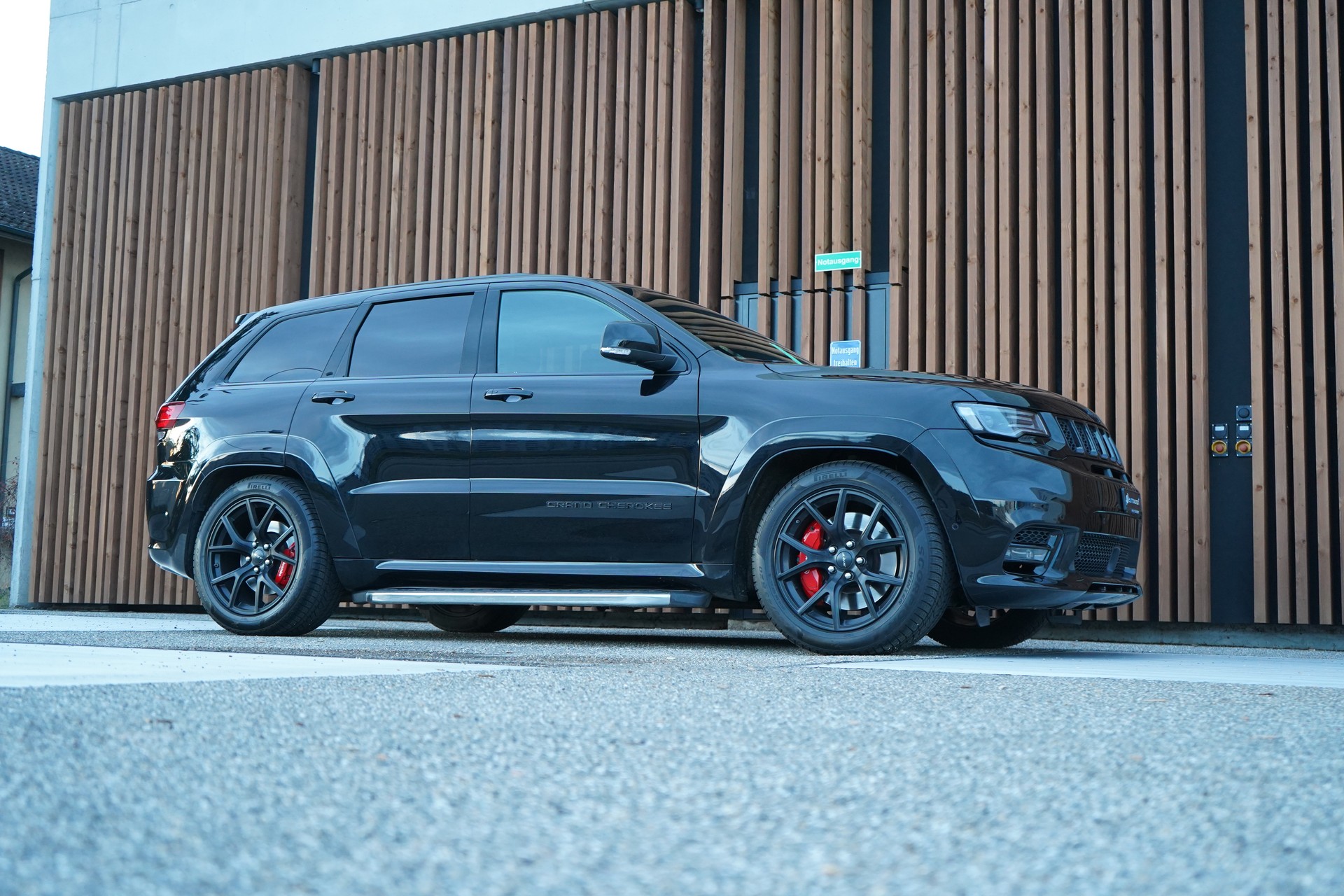 JEEP GRAND CHEROKEE 6.4 V8 HEMI BLACK SRT8 AUTOMATIC l 468 PS-image-13