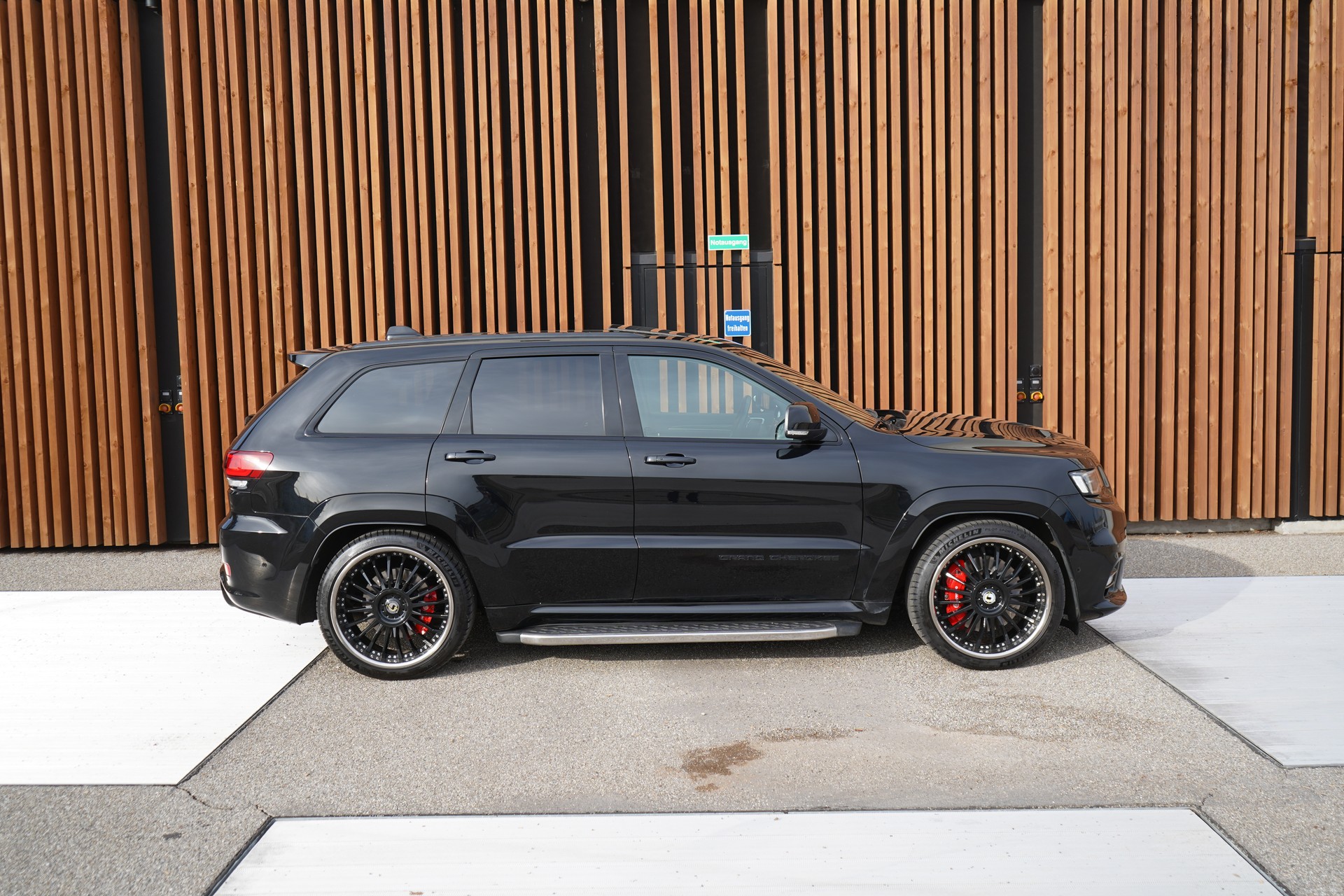 JEEP GRAND CHEROKEE 6.4 V8 HEMI BLACK SRT8 AUTOMATIC l 468 PS-image-2