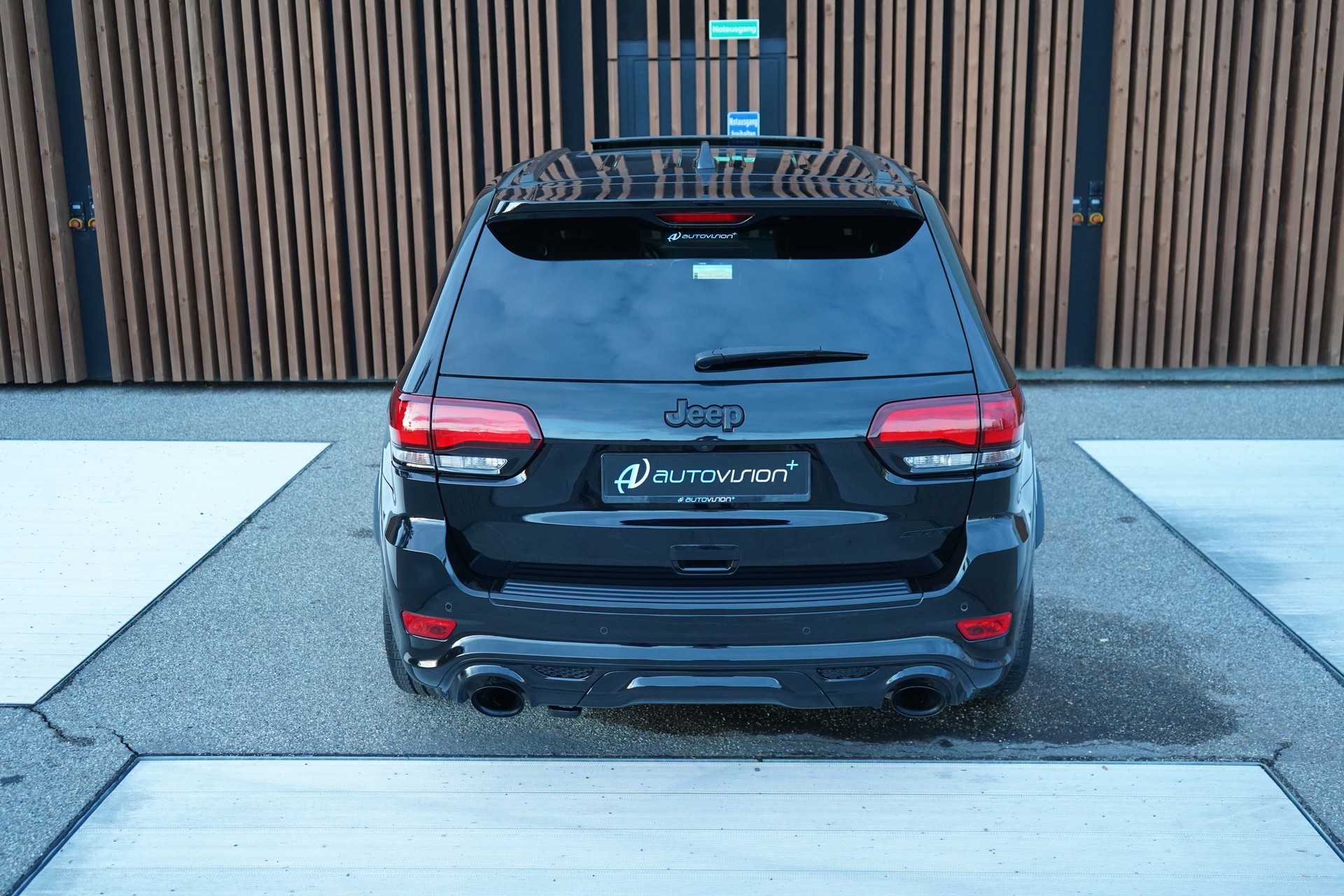 JEEP GRAND CHEROKEE 6.4 V8 HEMI BLACK SRT8 AUTOMATIC l 468 PS-image-17