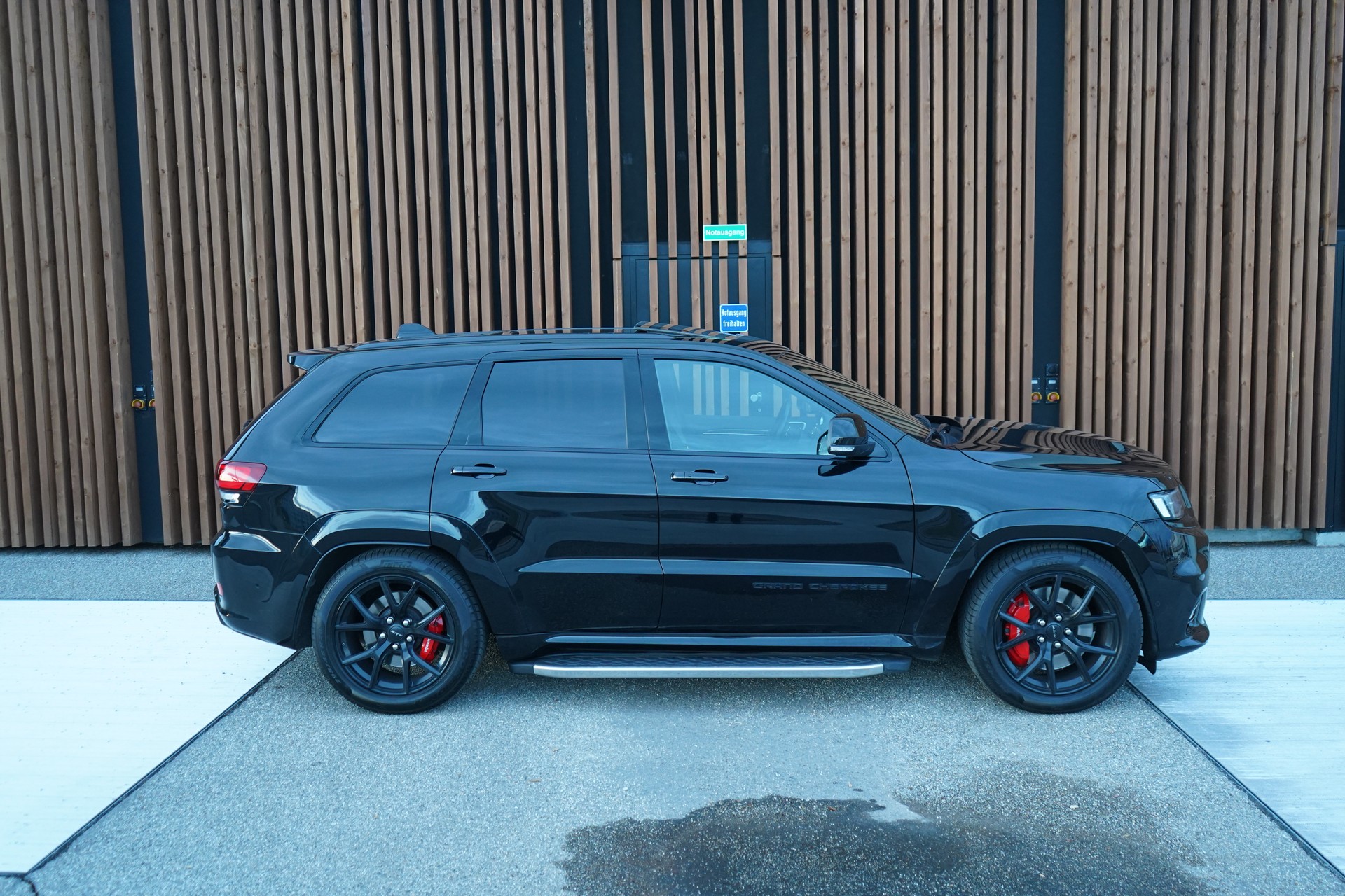 JEEP GRAND CHEROKEE 6.4 V8 HEMI BLACK SRT8 AUTOMATIC l 468 PS-image-9