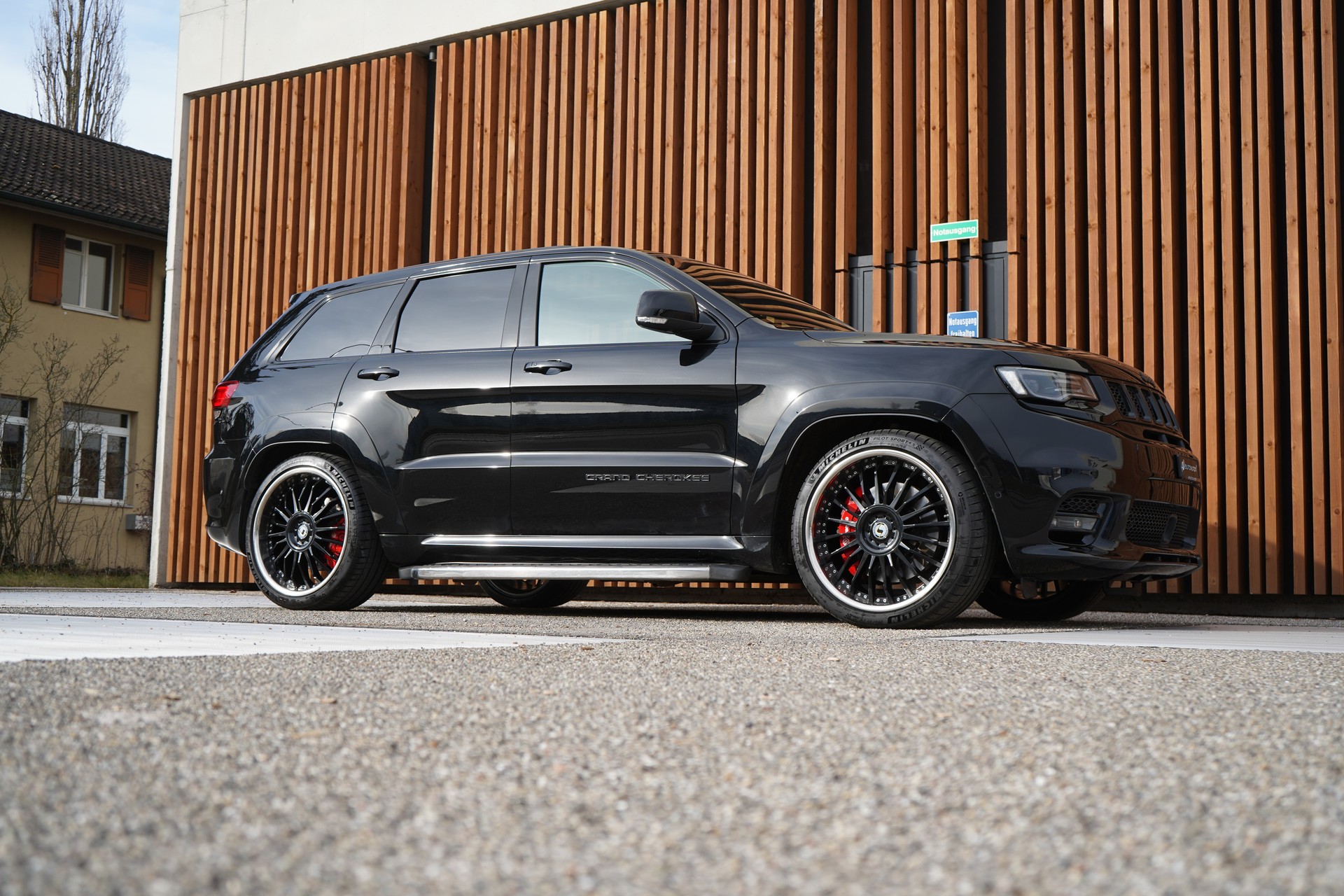 JEEP GRAND CHEROKEE 6.4 V8 HEMI BLACK SRT8 AUTOMATIC l 468 PS-image-4