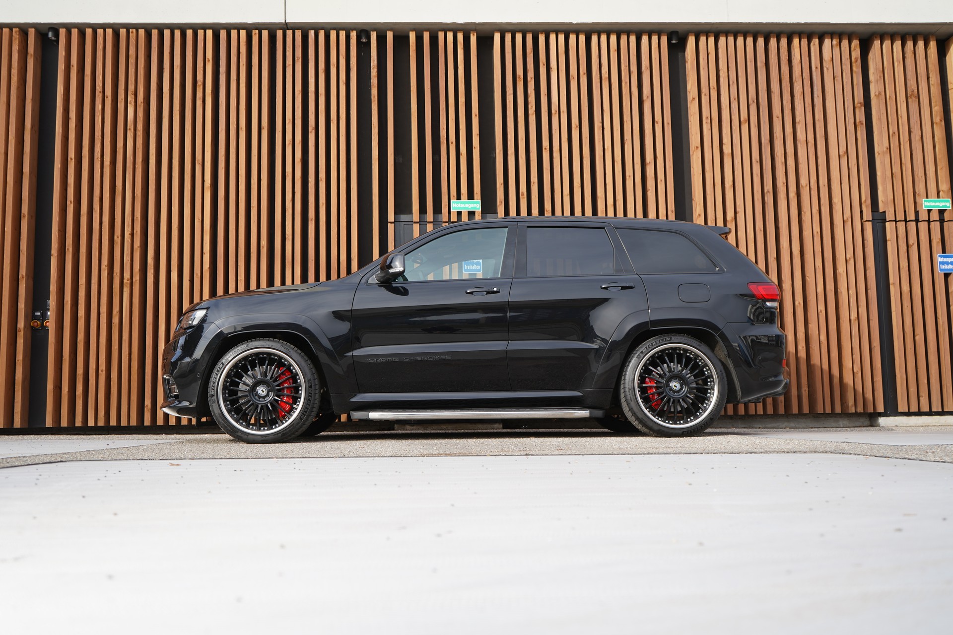 JEEP GRAND CHEROKEE 6.4 V8 HEMI BLACK SRT8 AUTOMATIC l 468 PS-image-1