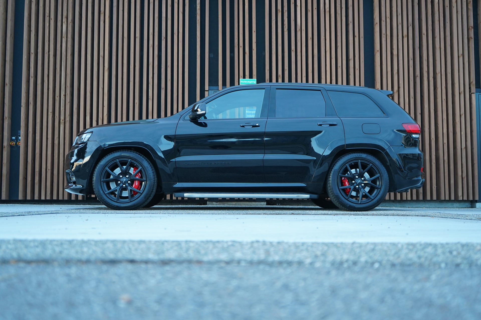JEEP GRAND CHEROKEE 6.4 V8 HEMI BLACK SRT8 AUTOMATIC l 468 PS-image-8