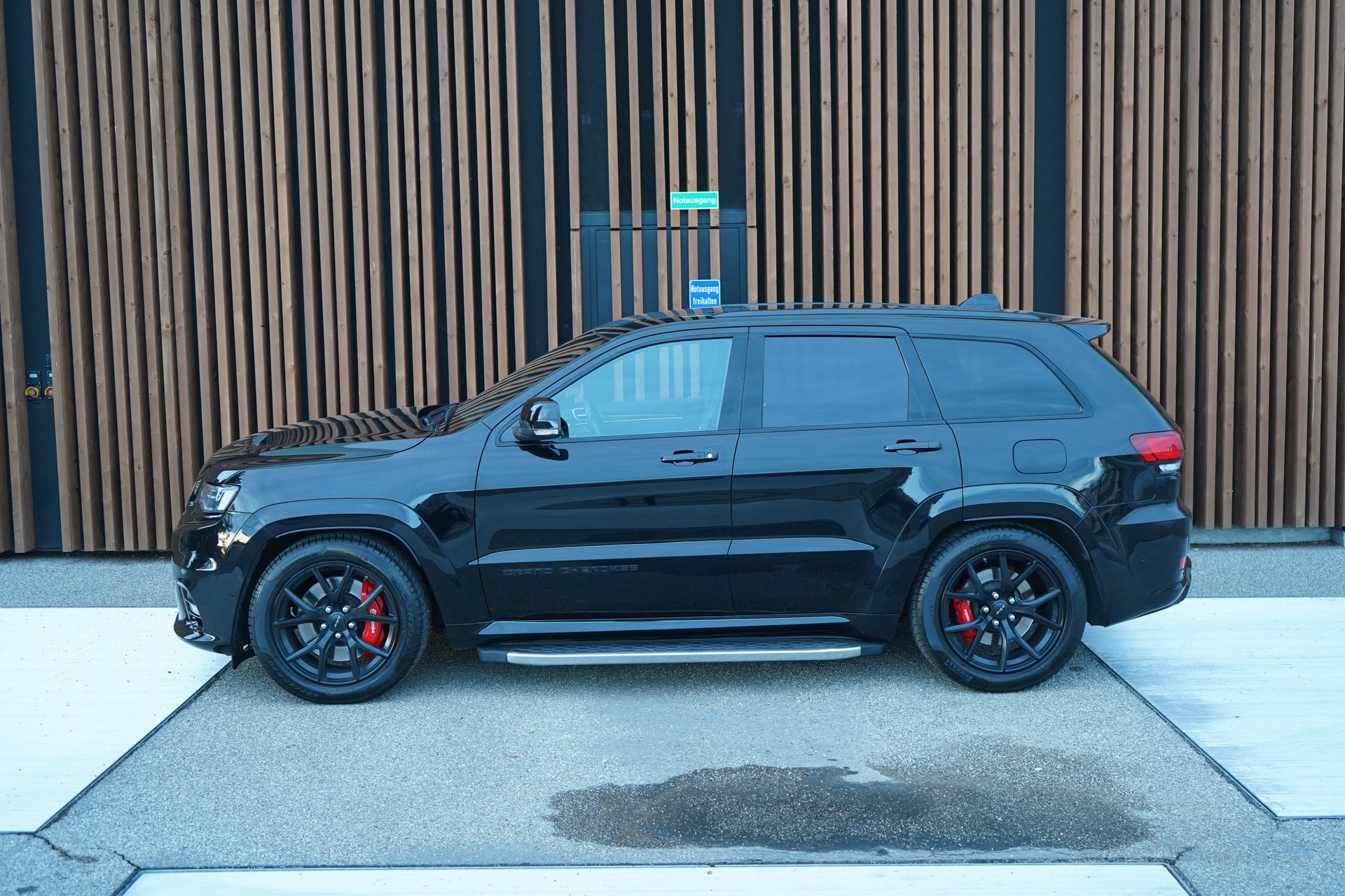JEEP GRAND CHEROKEE 6.4 V8 HEMI BLACK SRT8 AUTOMATIC l 468 PS-image-10