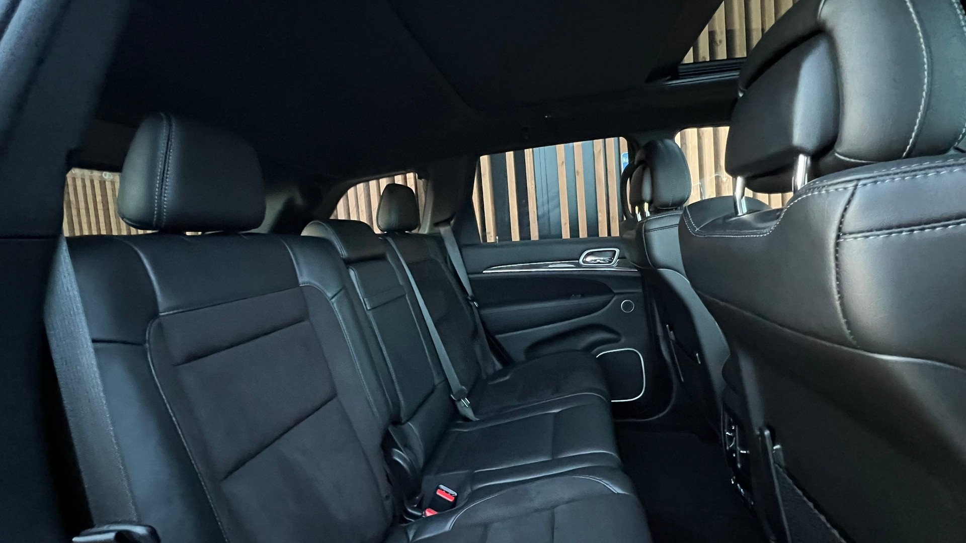 JEEP GRAND CHEROKEE 6.4 V8 HEMI BLACK SRT8 AUTOMATIC l 468 PS-image-28
