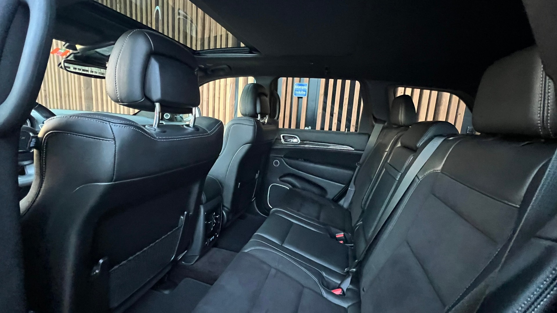 JEEP GRAND CHEROKEE 6.4 V8 HEMI BLACK SRT8 AUTOMATIC l 468 PS-image-27