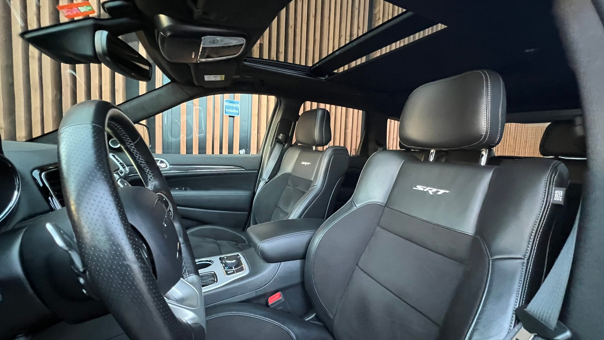 JEEP GRAND CHEROKEE 6.4 V8 HEMI BLACK SRT8 AUTOMATIC l 468 PS-image-24