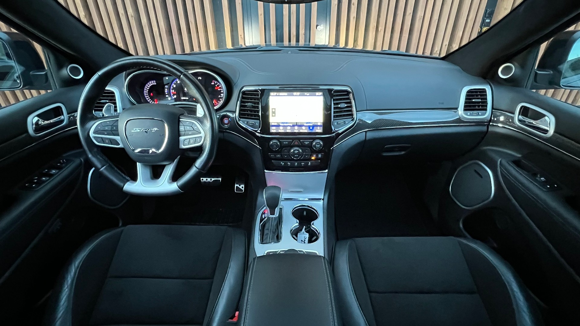 JEEP GRAND CHEROKEE 6.4 V8 HEMI BLACK SRT8 AUTOMATIC l 468 PS-image-22