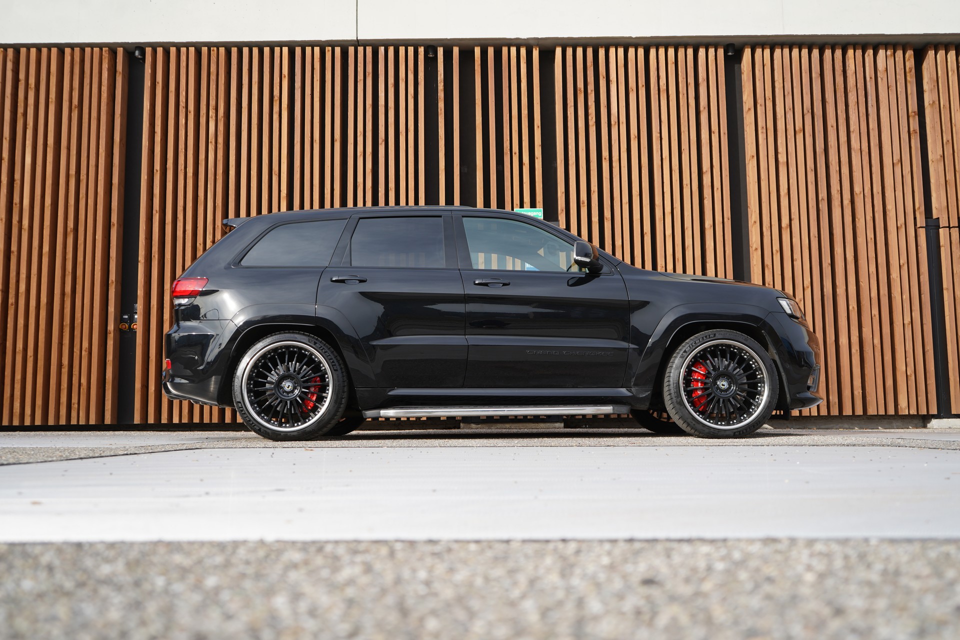 JEEP GRAND CHEROKEE 6.4 V8 HEMI BLACK SRT8 AUTOMATIC l 468 PS-image-0