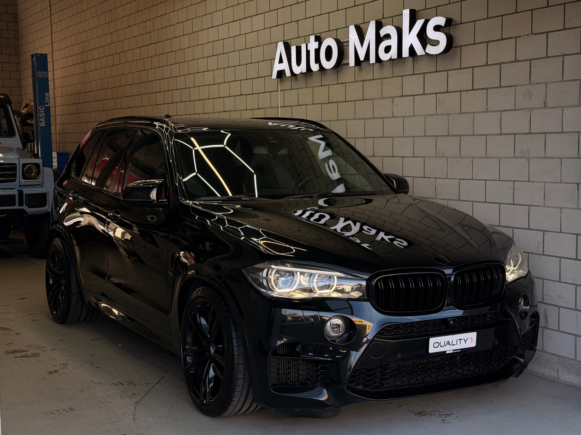 BMW X5M Steptronic-showroom-element-2