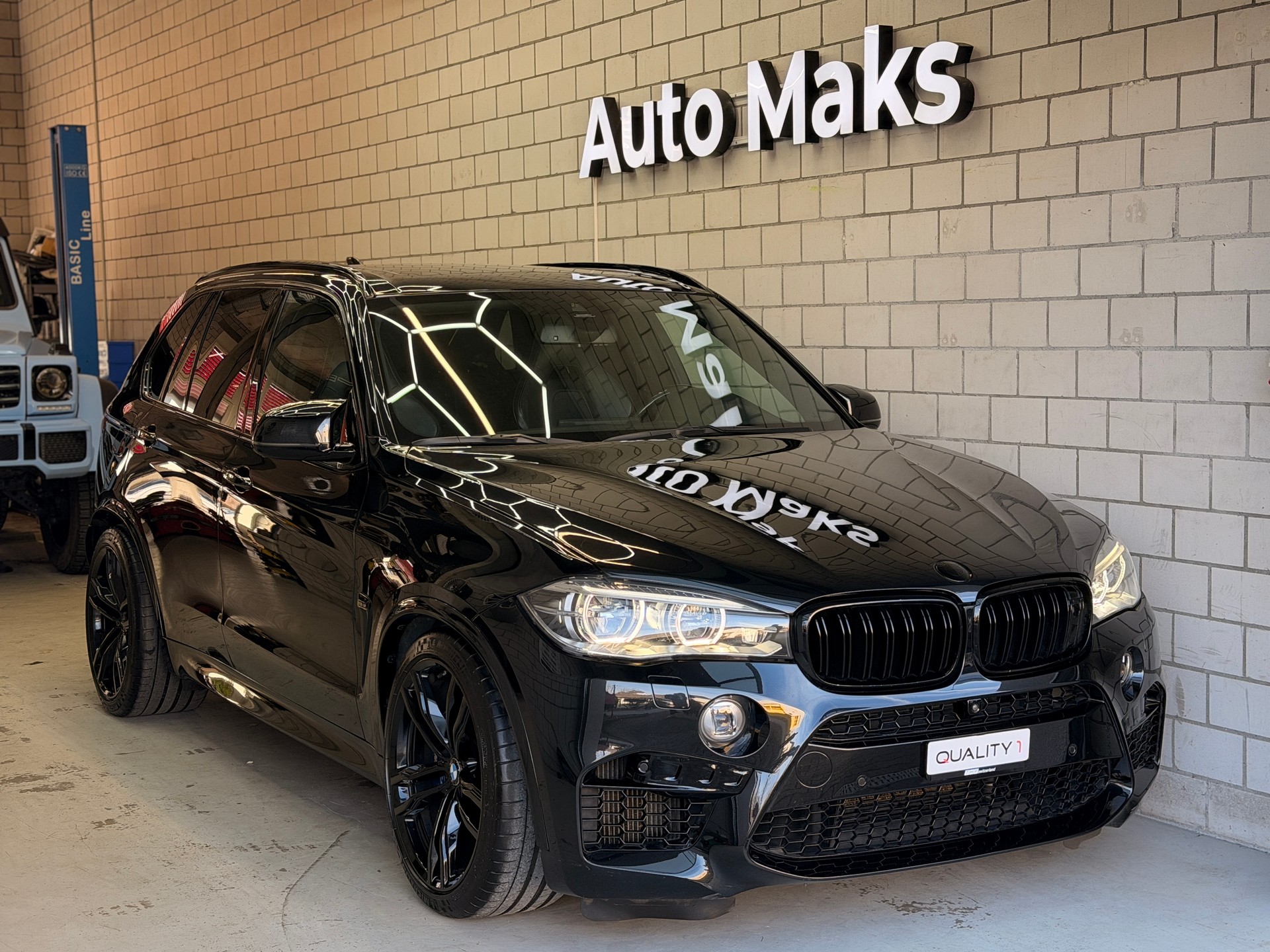 BMW X5M Steptronic-showroom-element-1