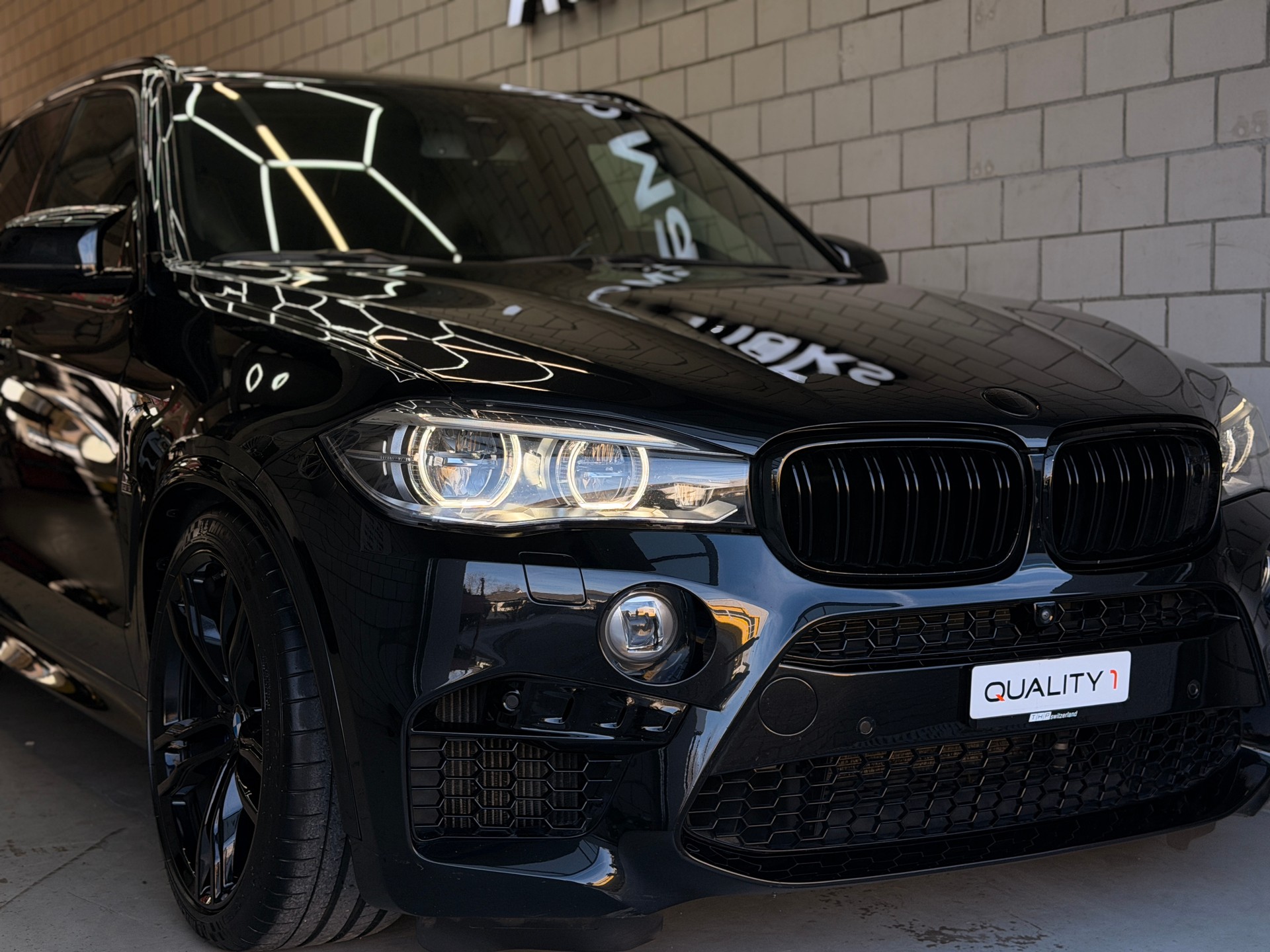 BMW X5M Steptronic-showroom-element-3