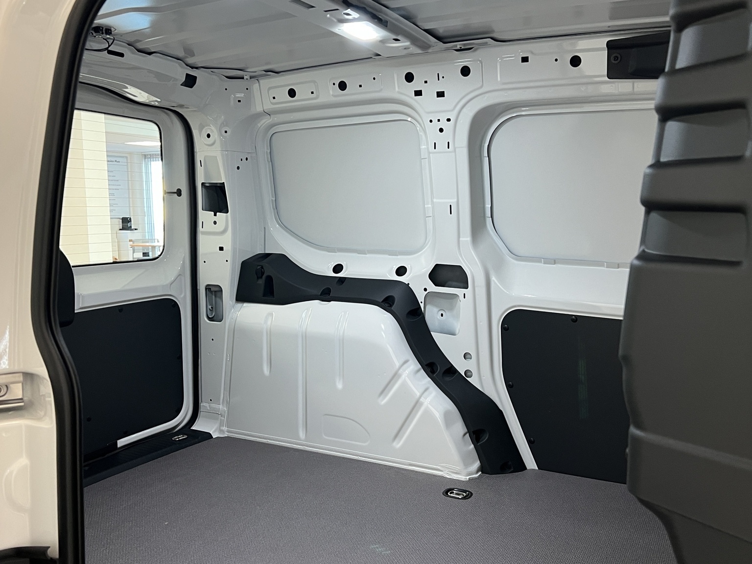 VW Caddy Cargo 1.5 TSI Entry-image-11