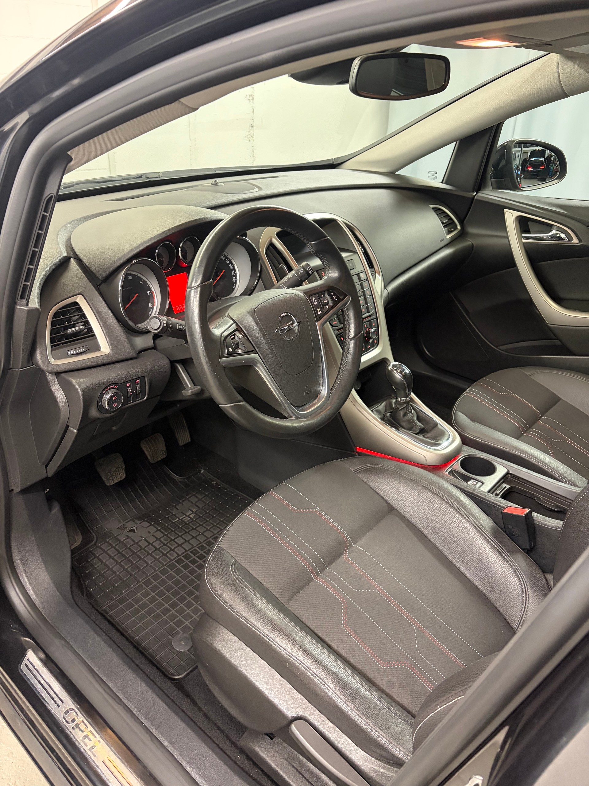 OPEL Astra 1.7 CDTi ecoFLEX Anniversary Edition-image-6