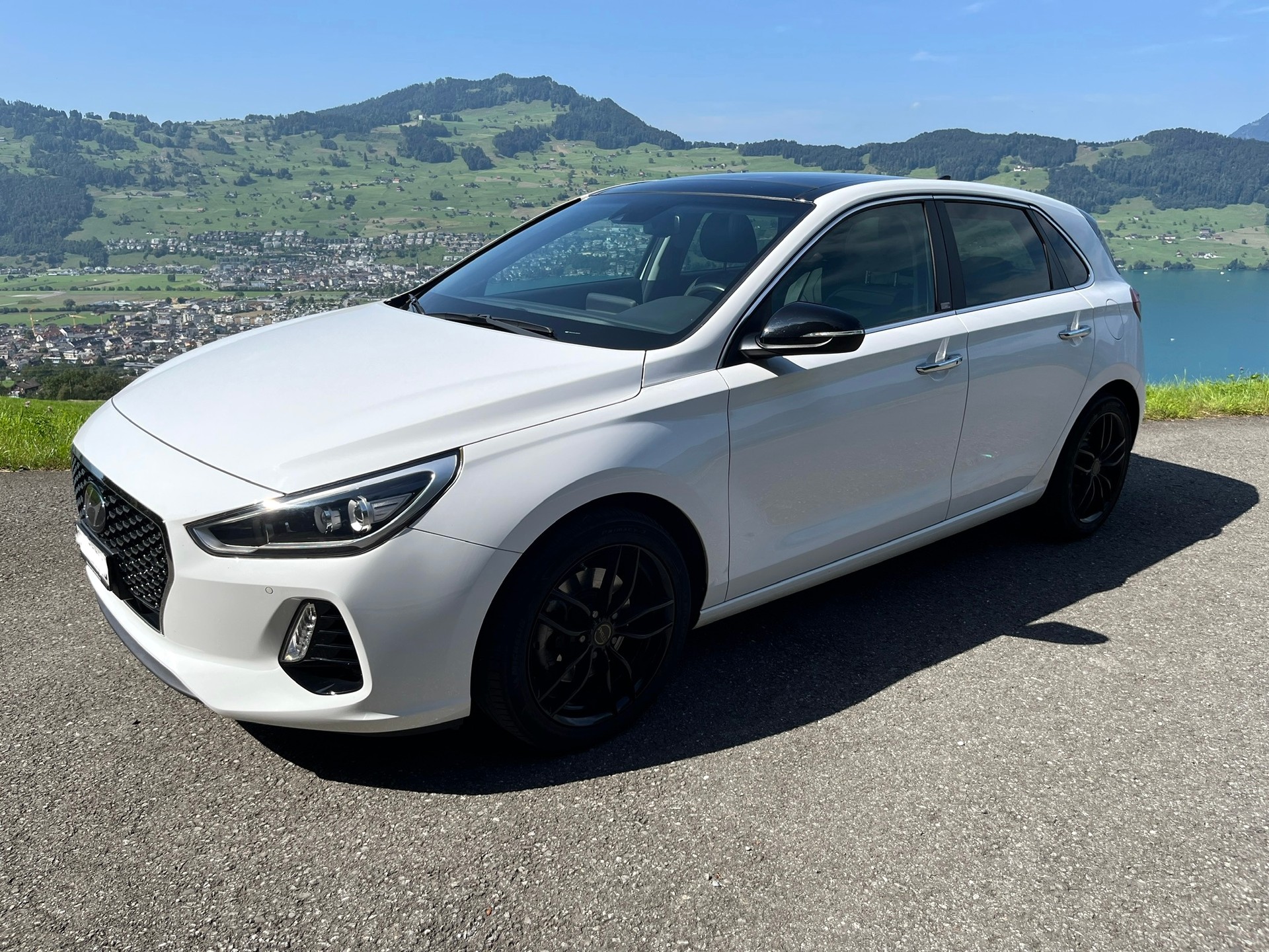 HYUNDAI i30 1.4 T-GDi Launch Plus-image-0