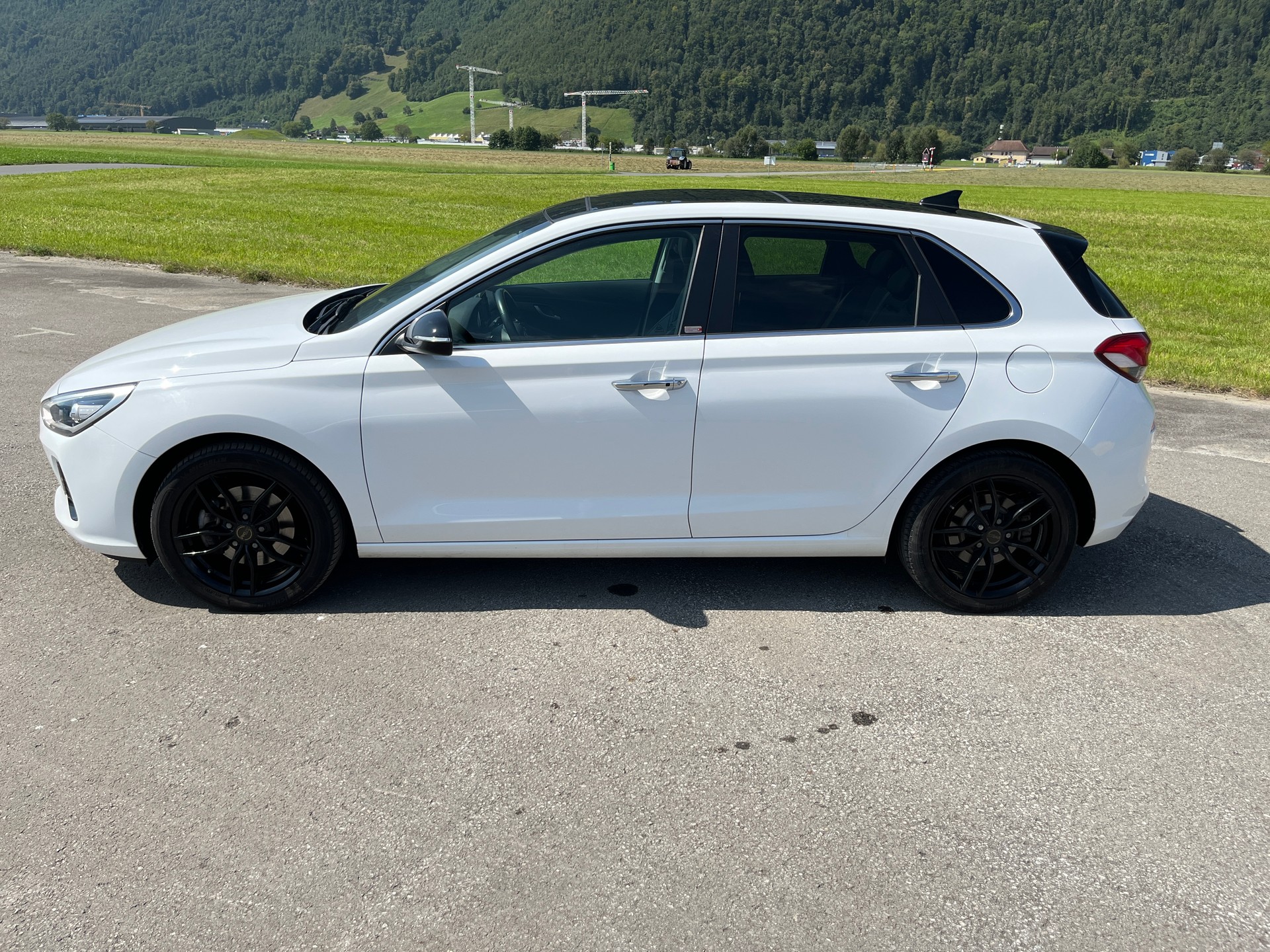 HYUNDAI i30 1.4 T-GDi Launch Plus-image-2