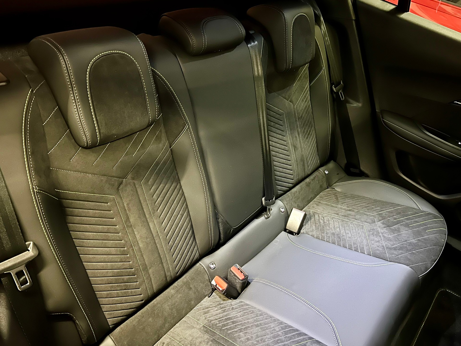 PEUGEOT 2008 1.2 PureTech GT EAT8-image-5