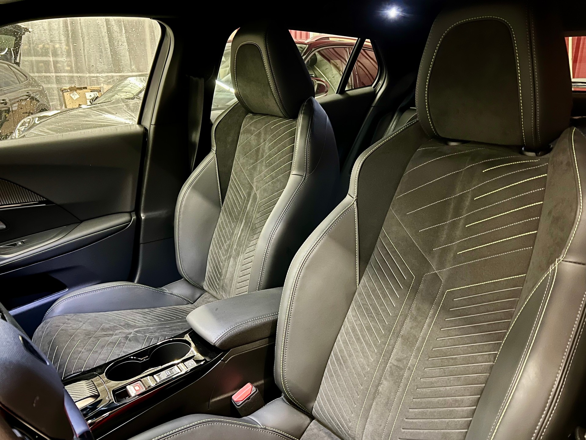 PEUGEOT 2008 1.2 PureTech GT EAT8-image-7