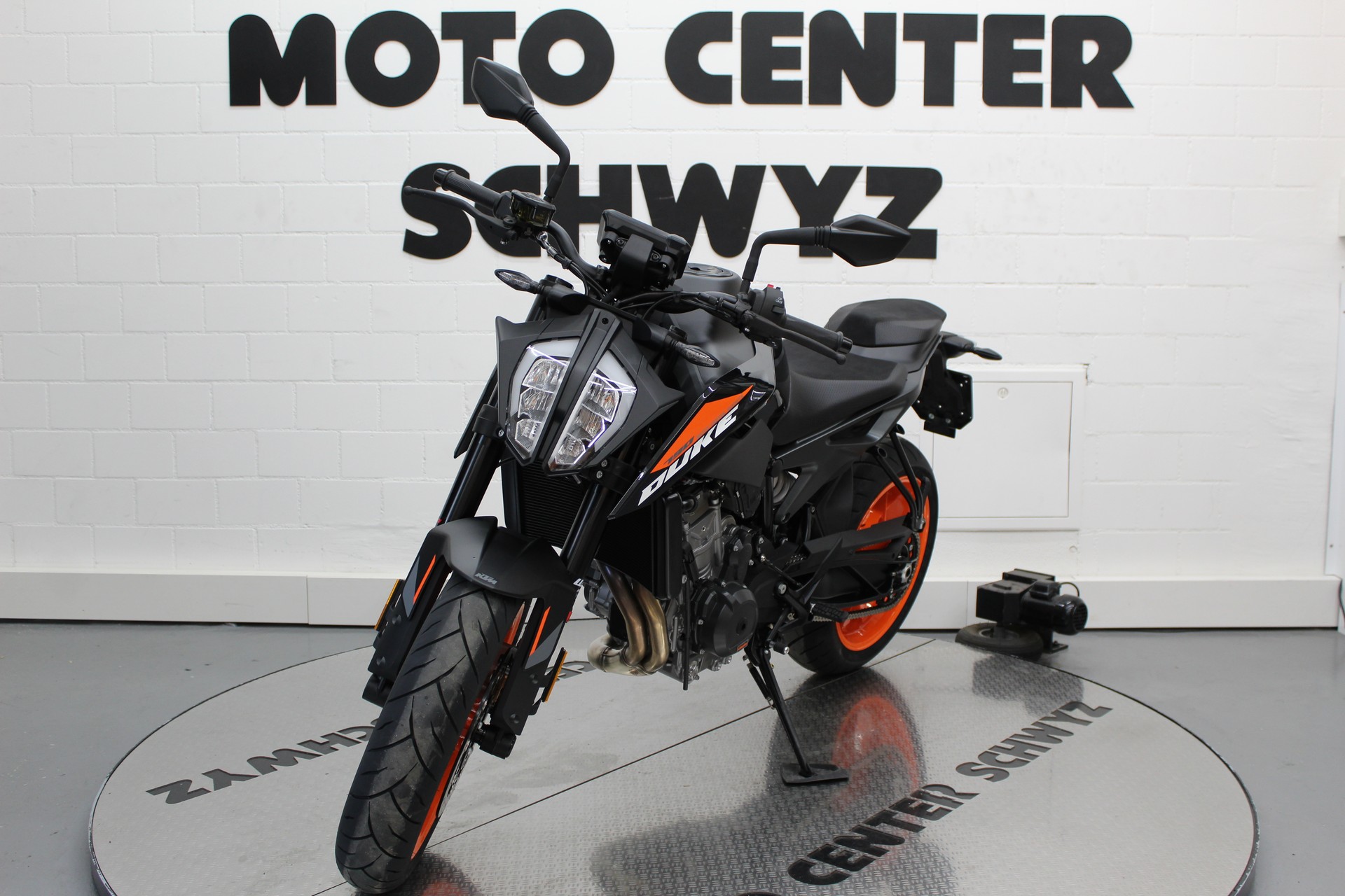 KTM 790 Duke L-showroom-element-3
