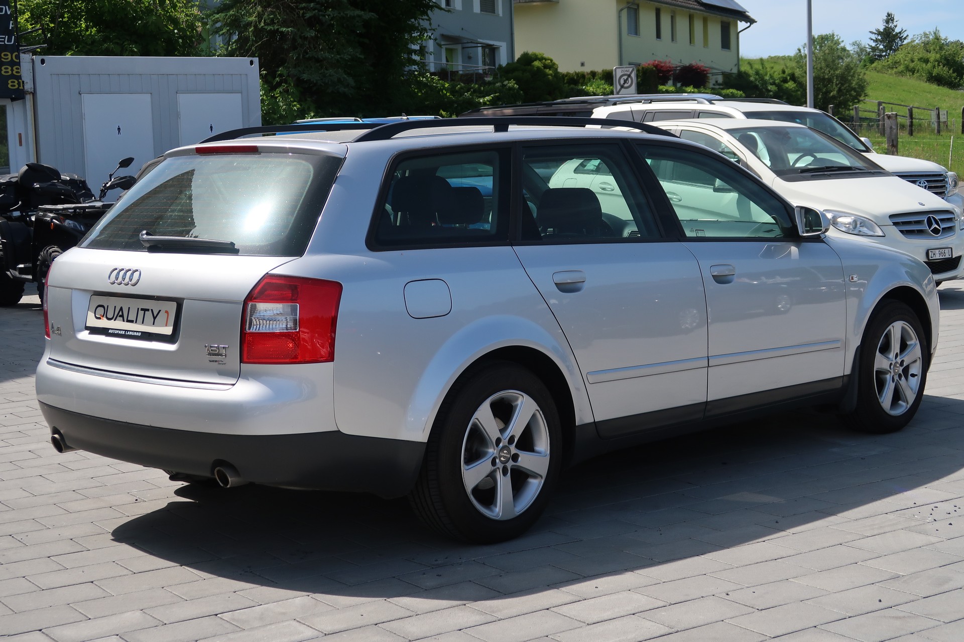 AUDI A4 1.8 Turbo Quattro-showroom-element-3