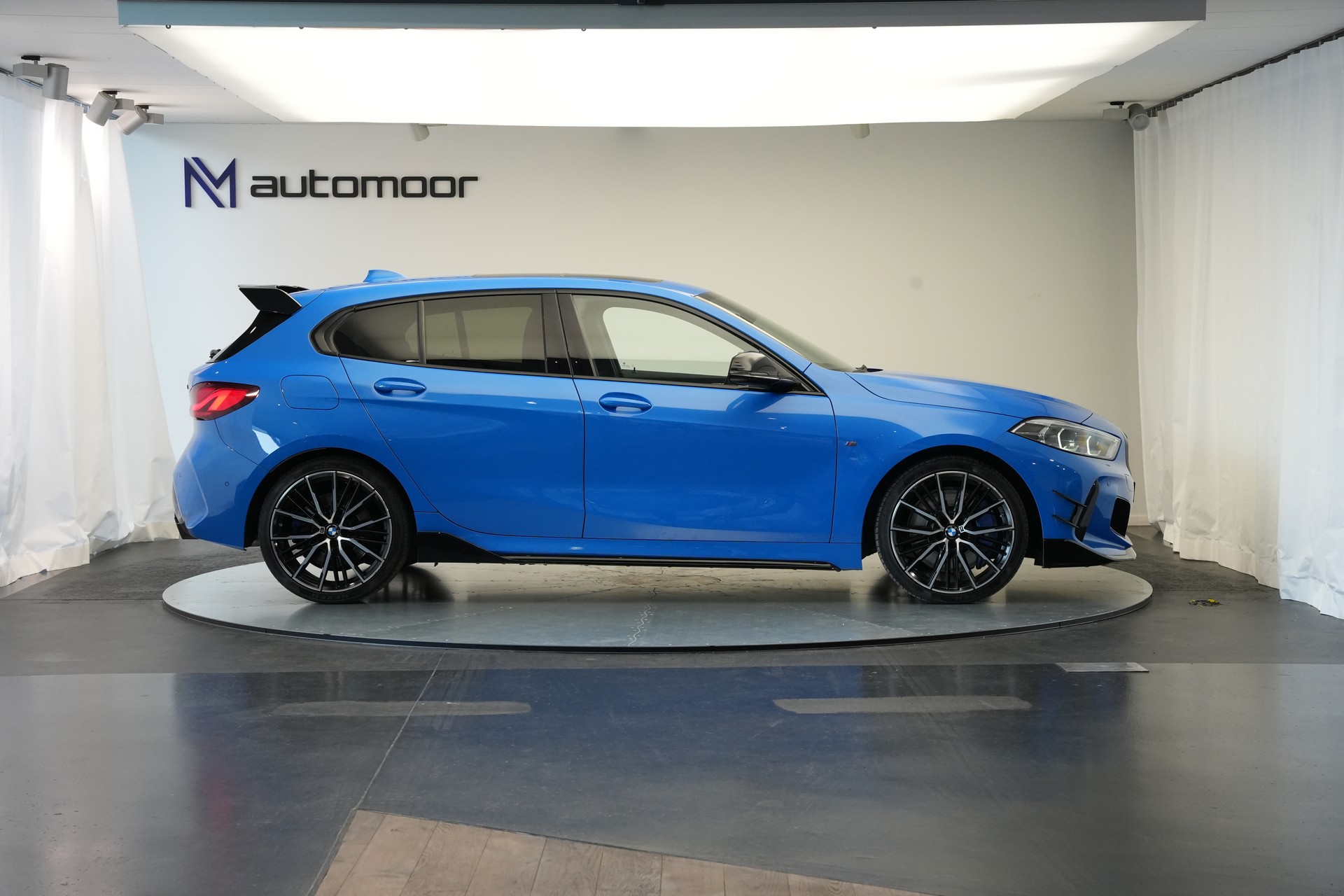 BMW M135i xDrive Steptronic-image-3