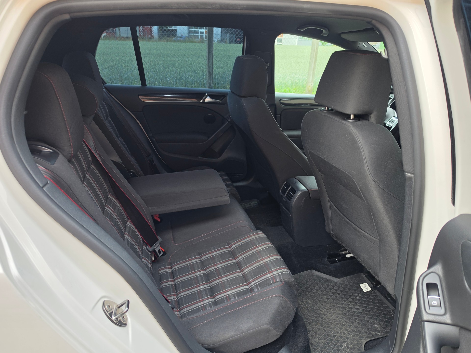 VW Golf 2.0 TSI GTI Edition 35-image-12