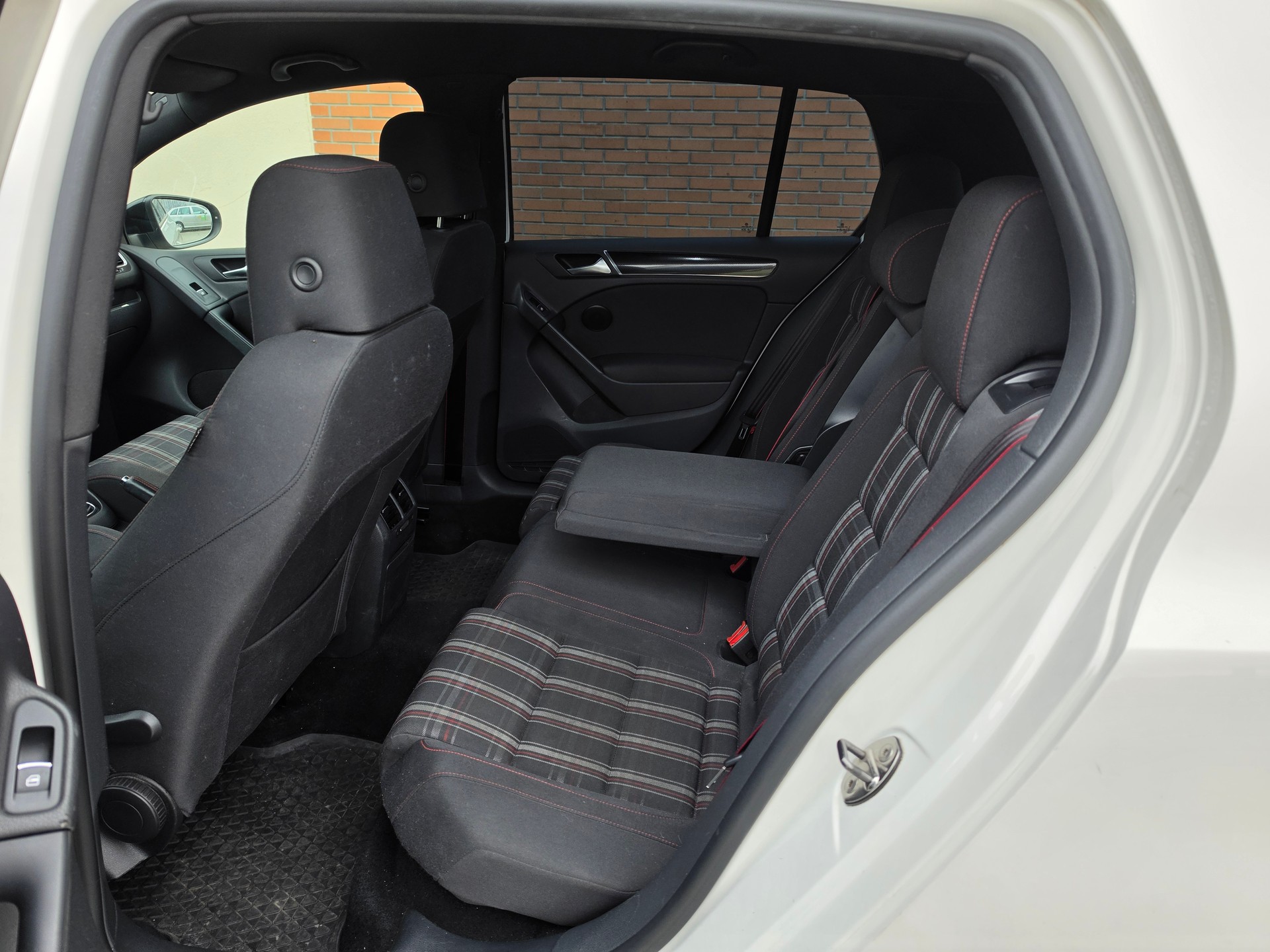 VW Golf 2.0 TSI GTI Edition 35-image-11