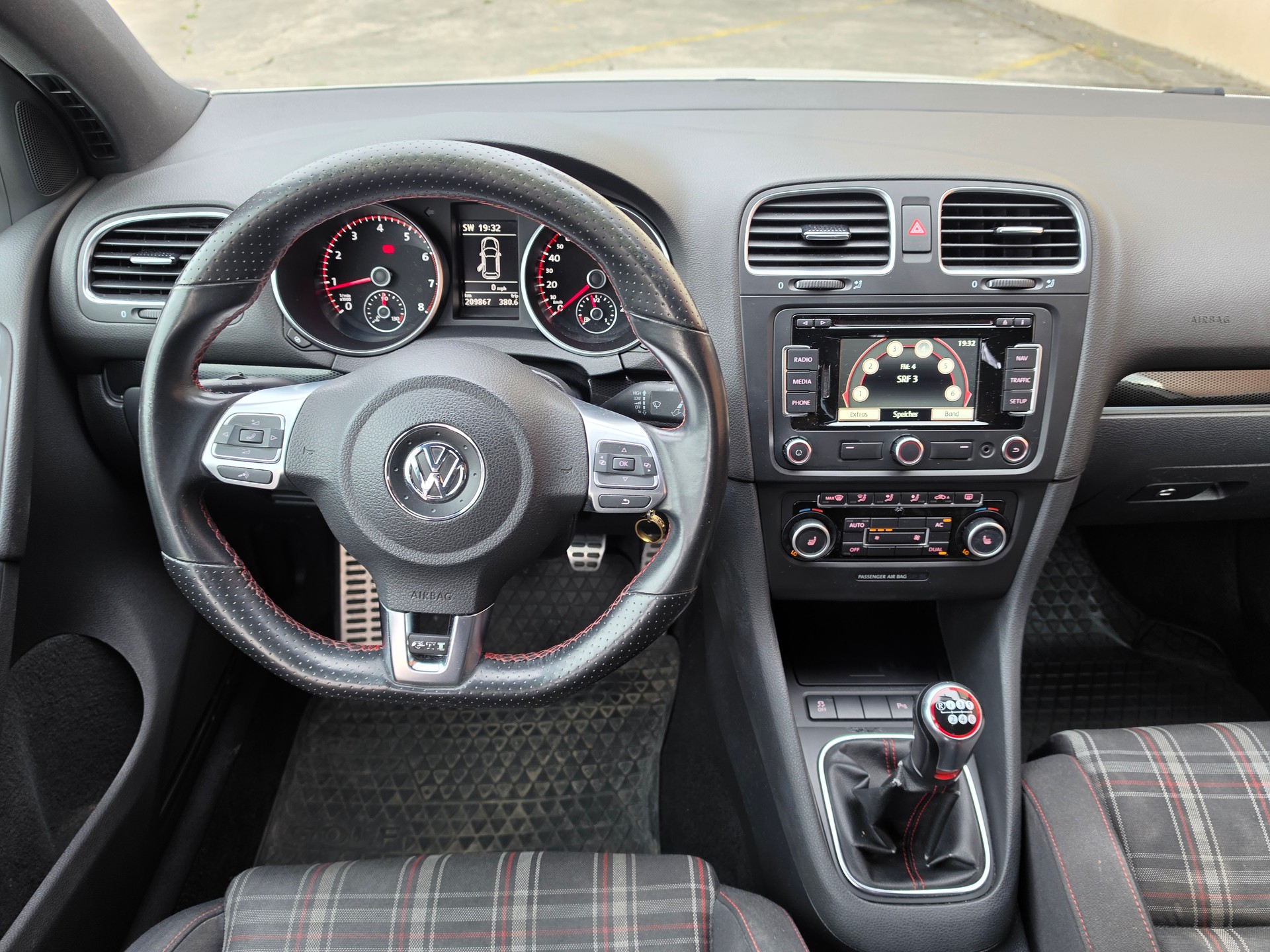 VW Golf 2.0 TSI GTI Edition 35-image-13