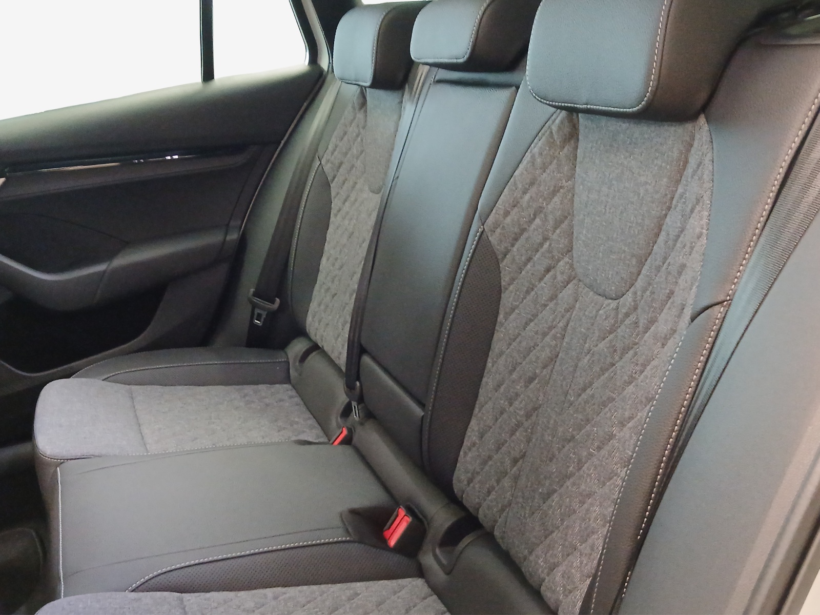 SKODA Octavia Combi 1.5 TSI mHEV DSG Sport Line-image-11