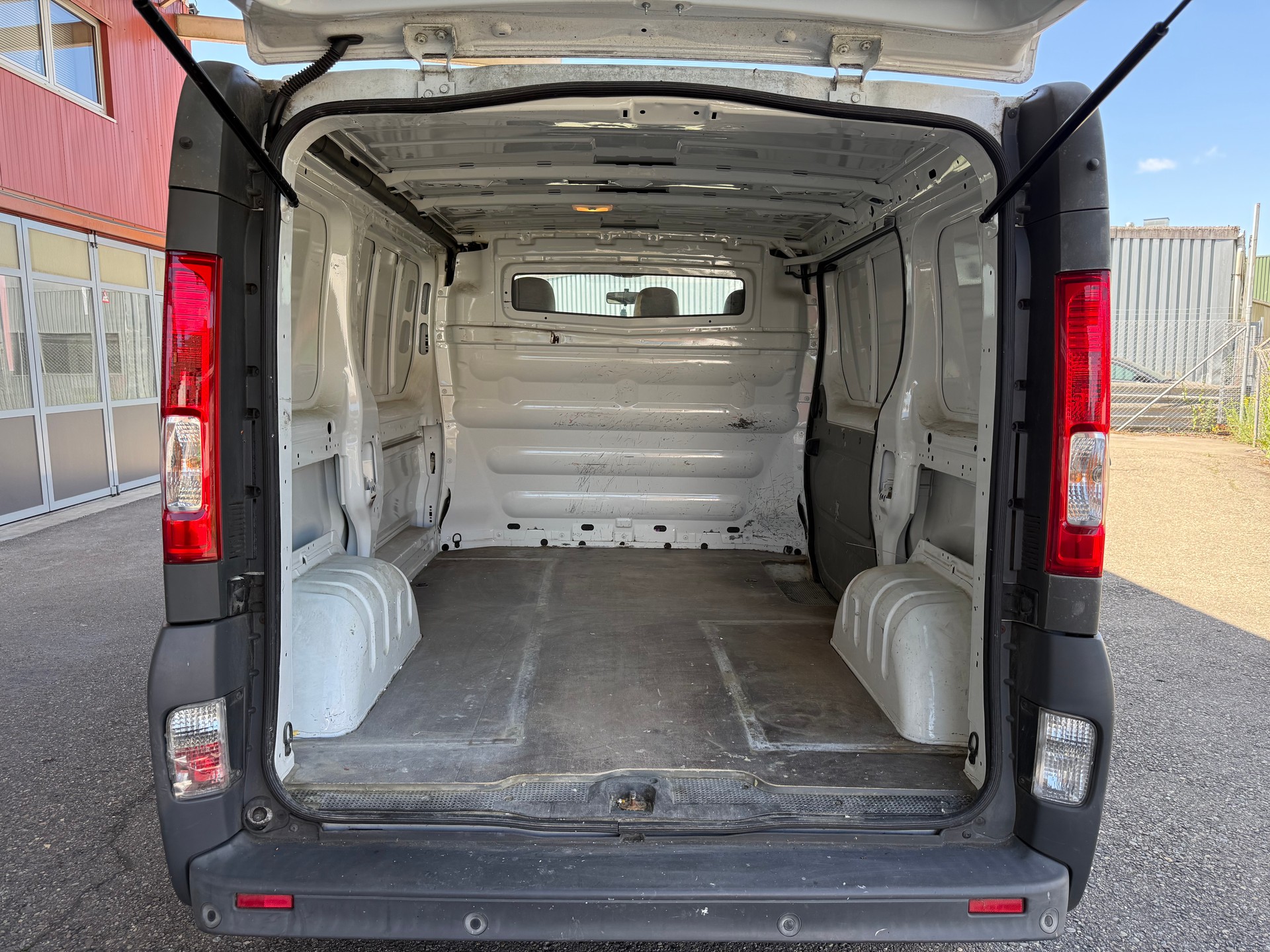 RENAULT Trafic 2.0 dCi 90 2.7t L1H1-image-10