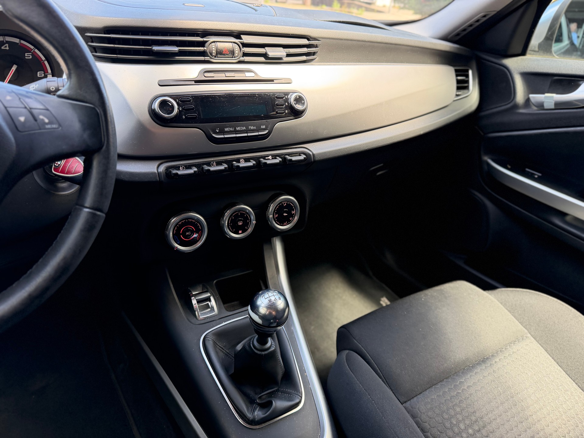 ALFA ROMEO Giulietta 1.6 JTDM Distinctive-image-9