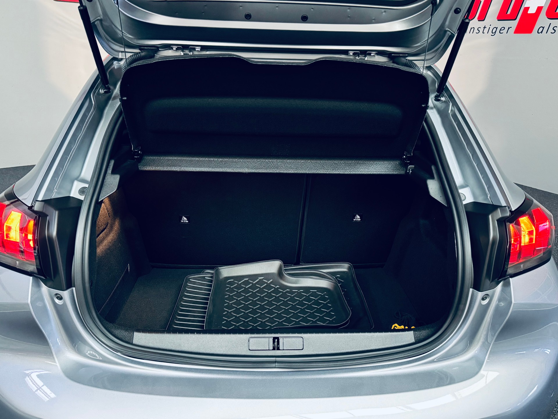 PEUGEOT 208 1.2 PureTech Allure EAT8-image-10