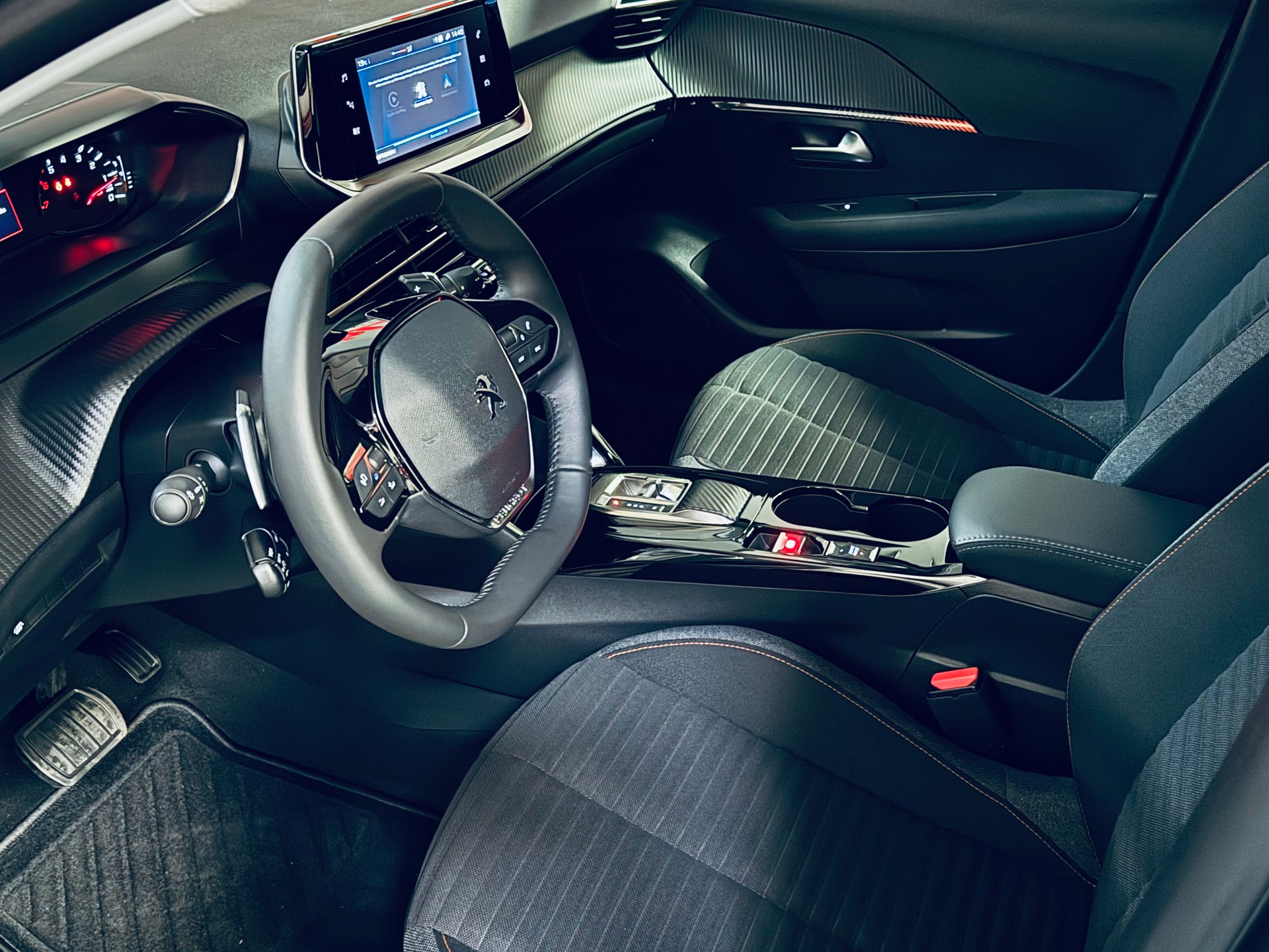PEUGEOT 208 1.2 PureTech Allure EAT8-image-11
