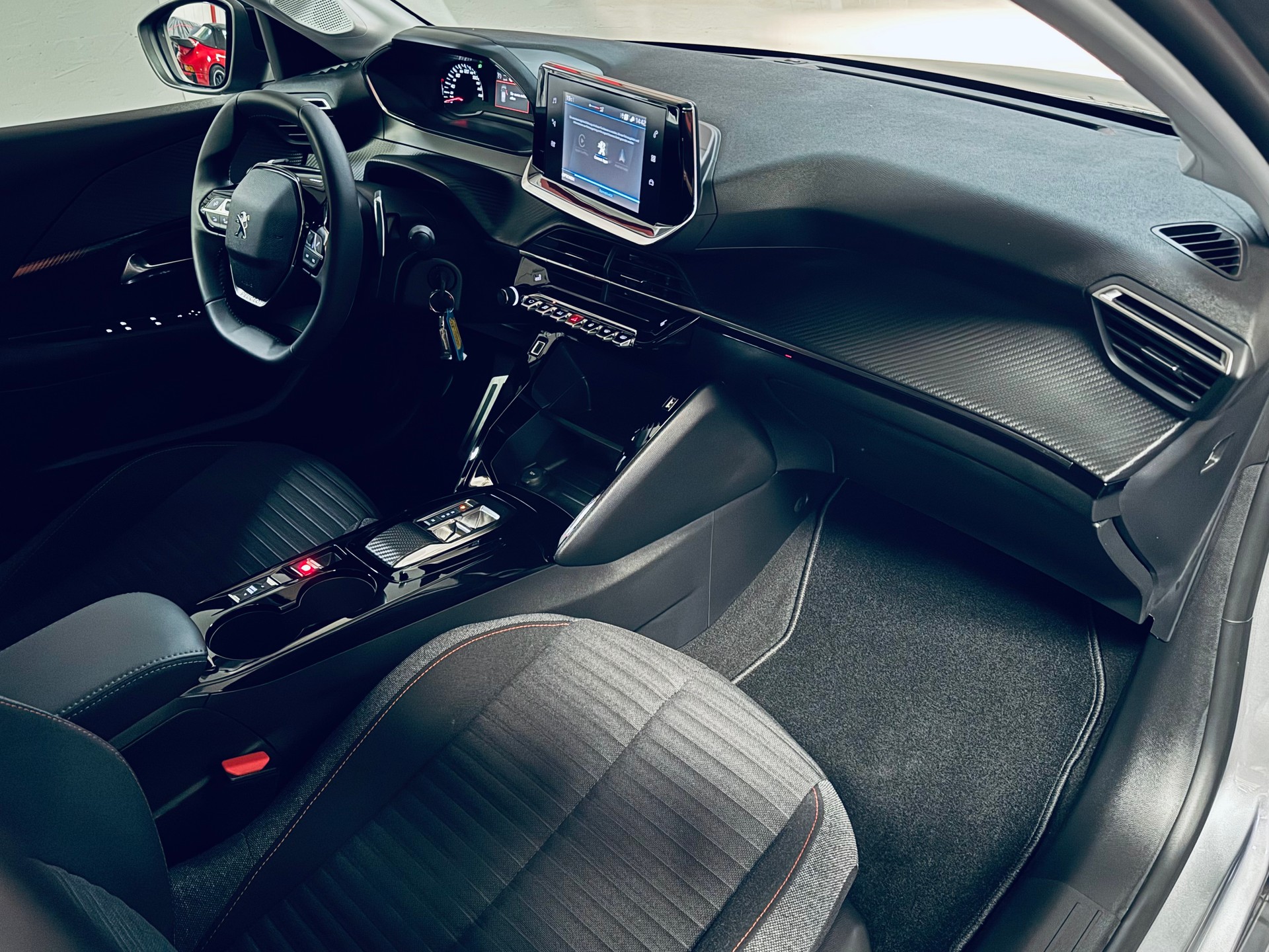 PEUGEOT 208 1.2 PureTech Allure EAT8-image-14