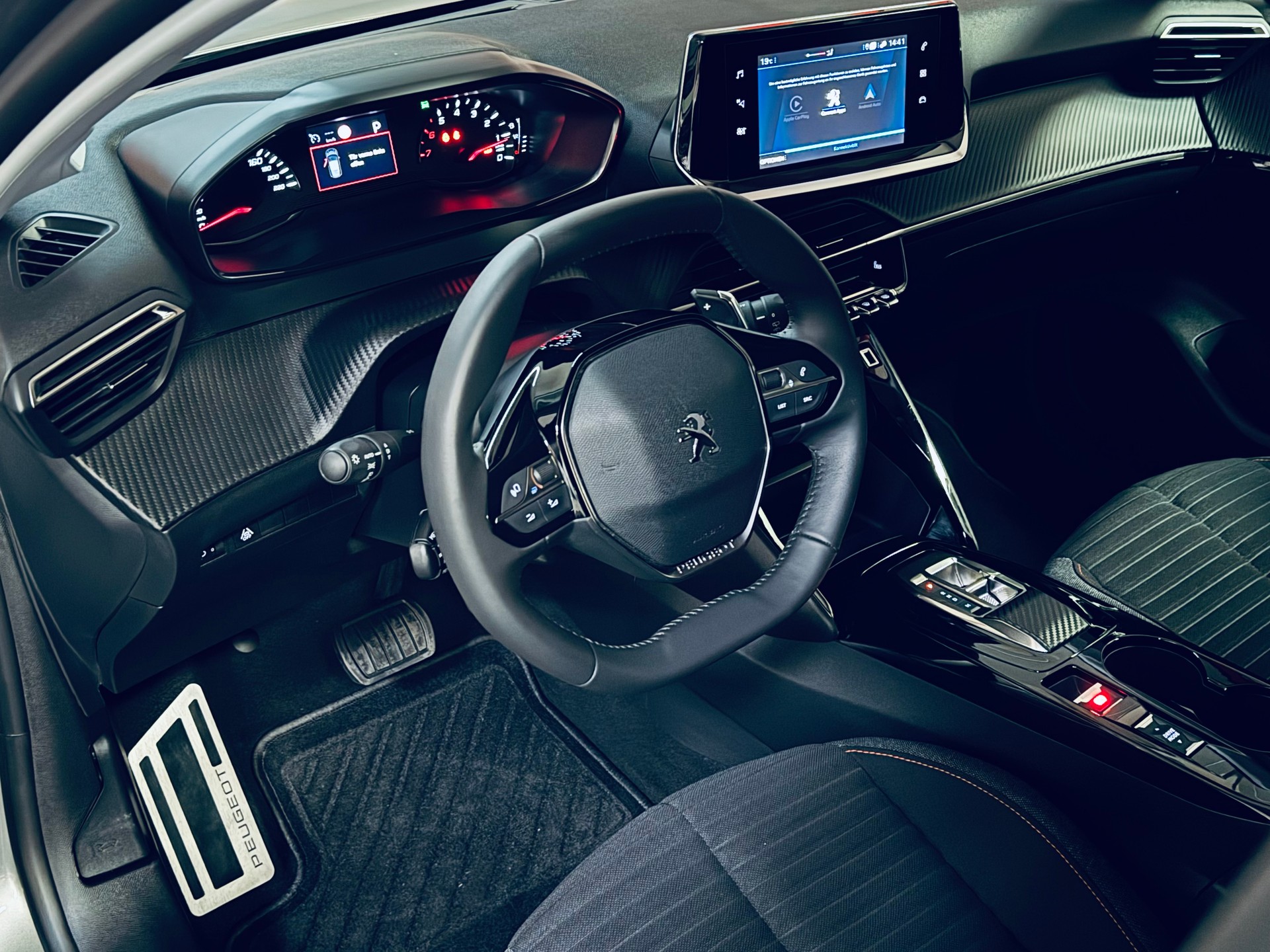 PEUGEOT 208 1.2 PureTech Allure EAT8-image-12