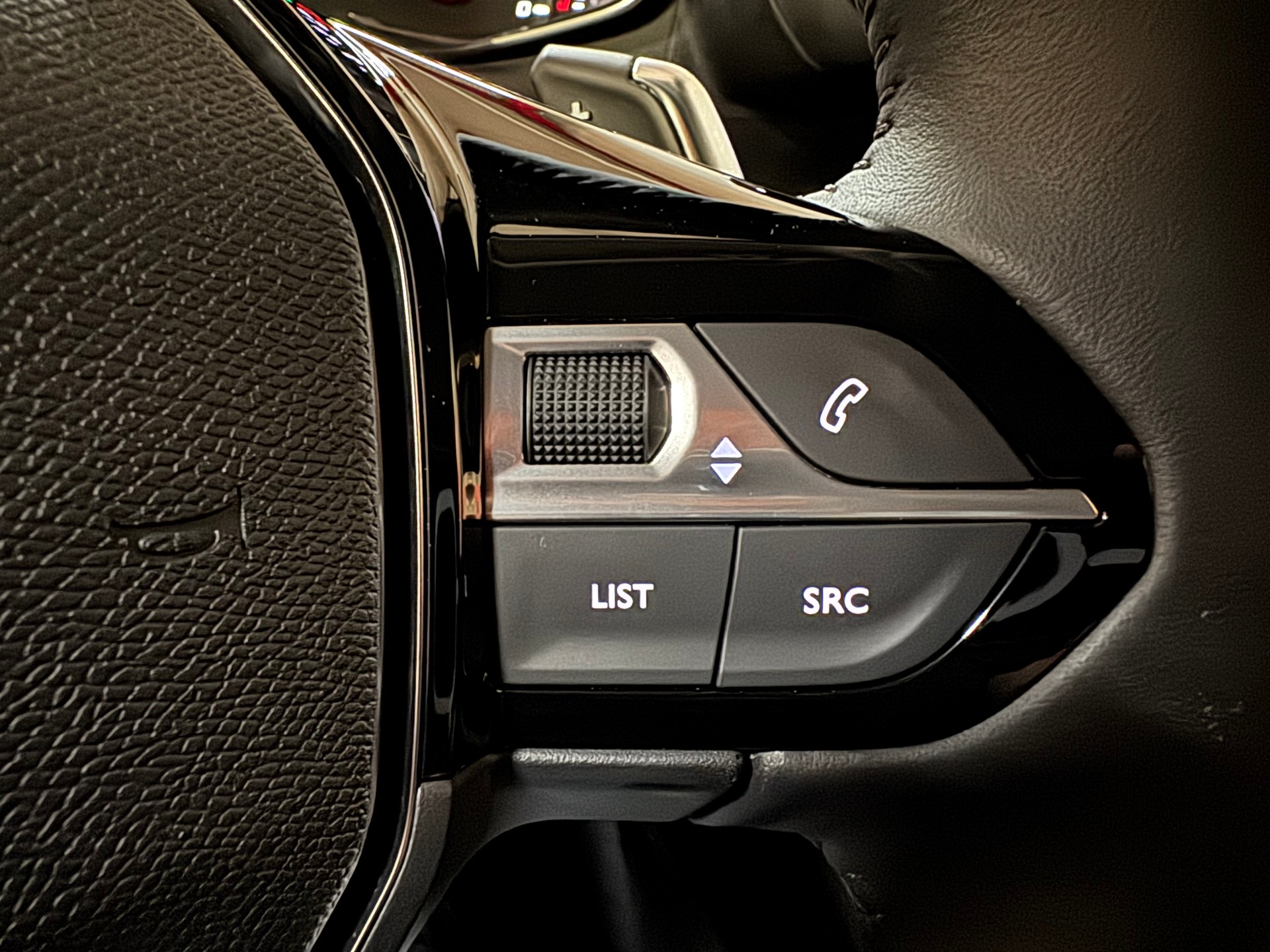 PEUGEOT 208 1.2 PureTech Allure EAT8-image-24