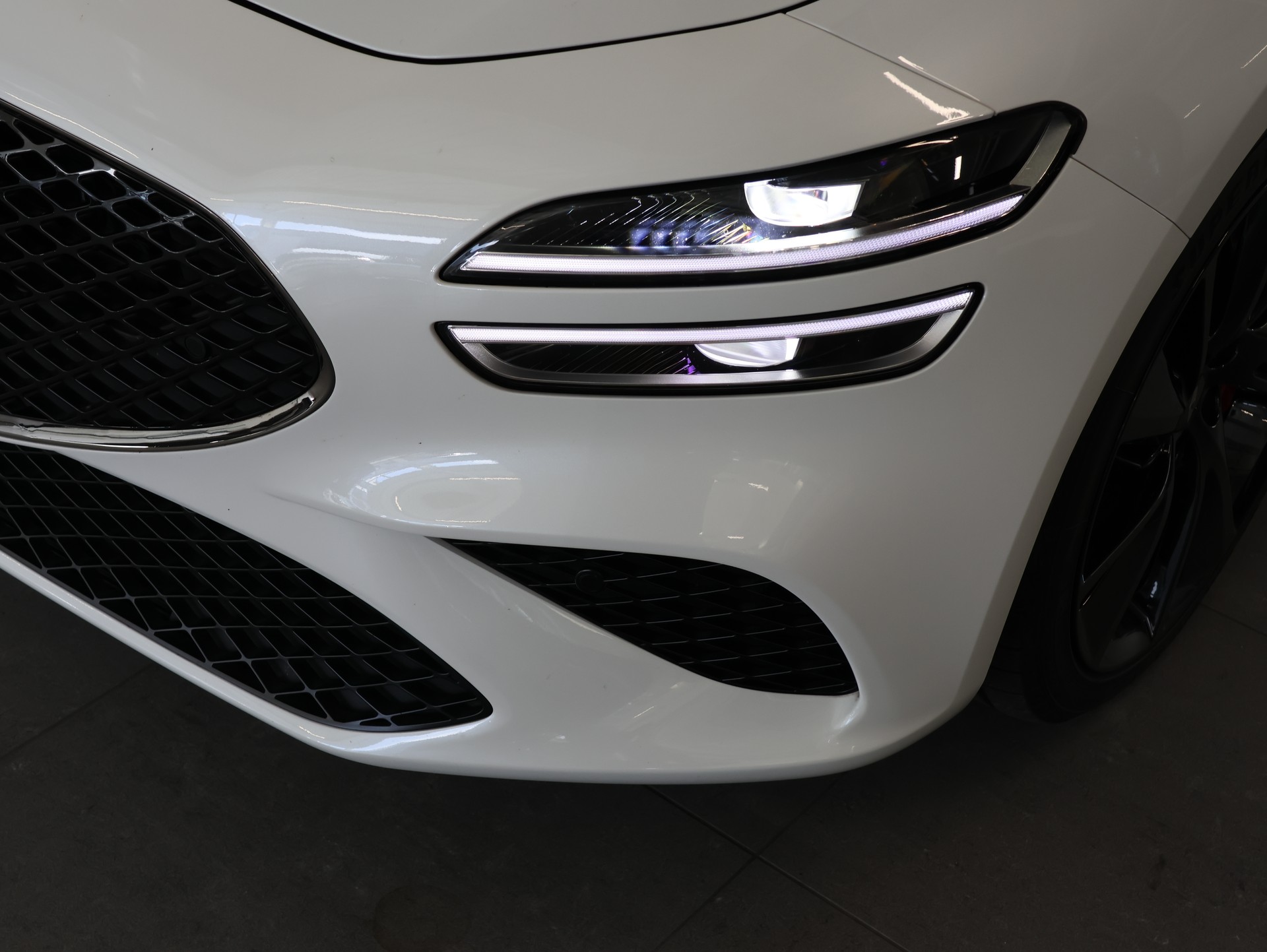 GENESIS G70 2.0 TGDI Sport AT8 AWD *Panorama* *360 Kamera*-image-9
