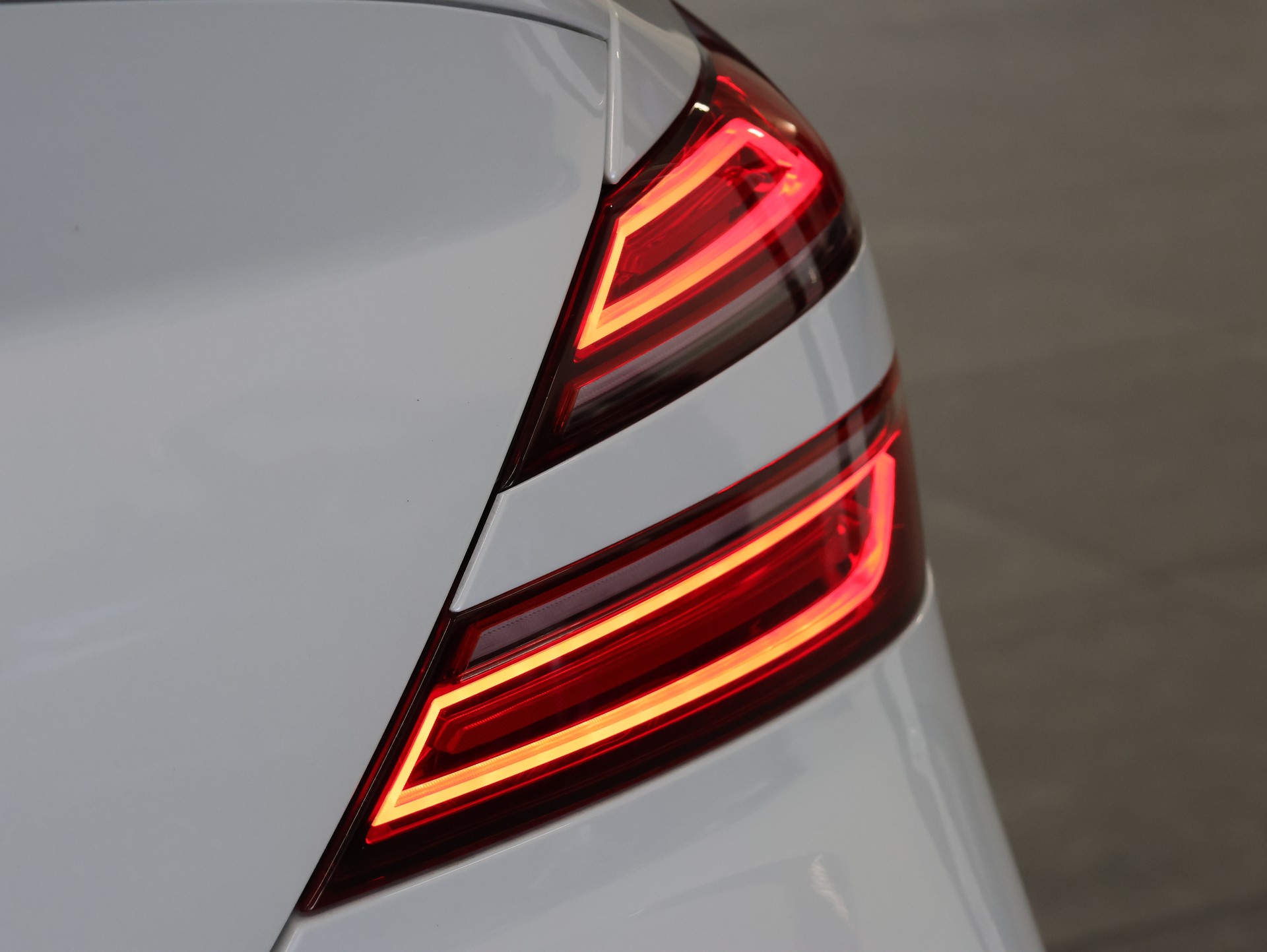 GENESIS G70 2.0 TGDI Sport AT8 AWD *Panorama* *360 Kamera*-image-11
