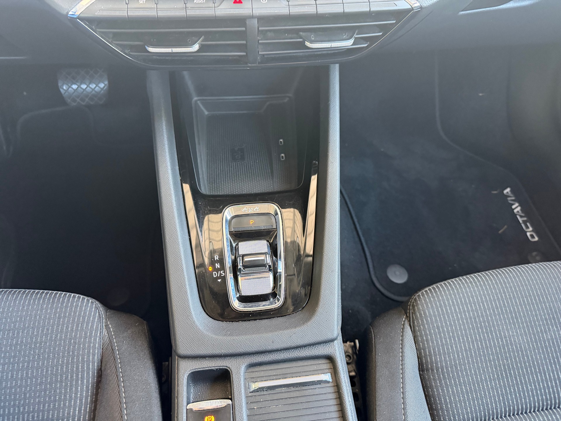 SKODA Octavia Combi 2.0 TDI DSG Ambition 4x4-image-6