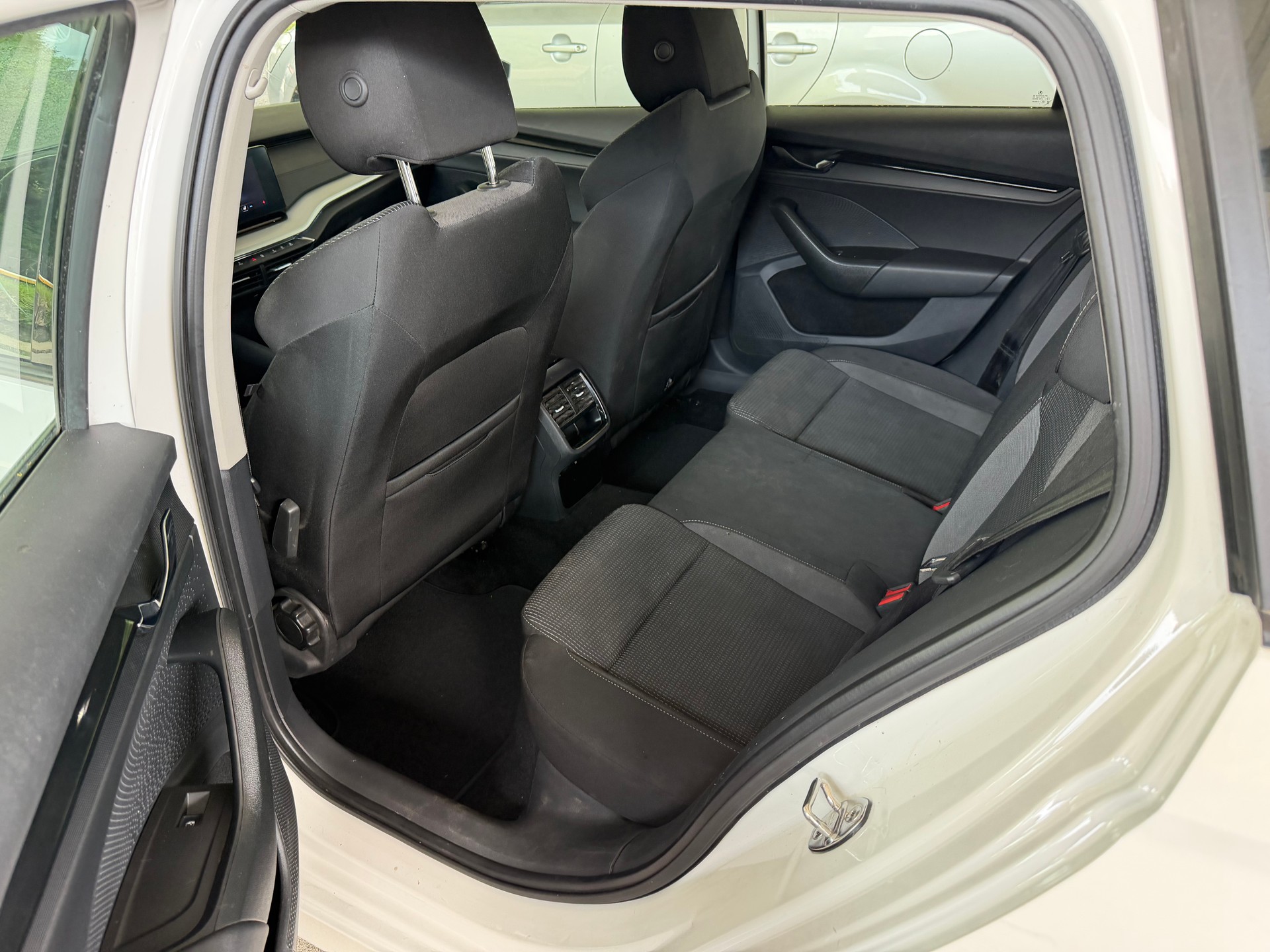 SKODA Octavia Combi 2.0 TDI DSG Ambition 4x4-image-8