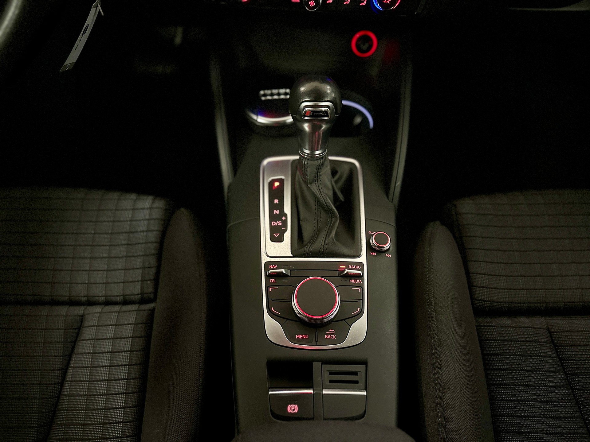 AUDI A3 Sportback 1.4 TFSI Ambition S-tronic-image-17