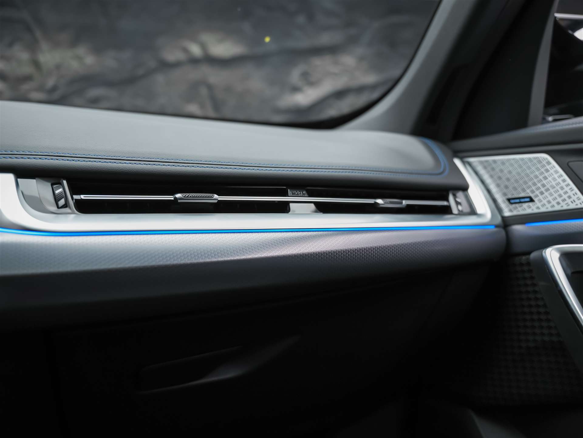 BMW X1 xDrive M35i *Panorama*El. Sitze mit Memory*Head Up Display*-image-22