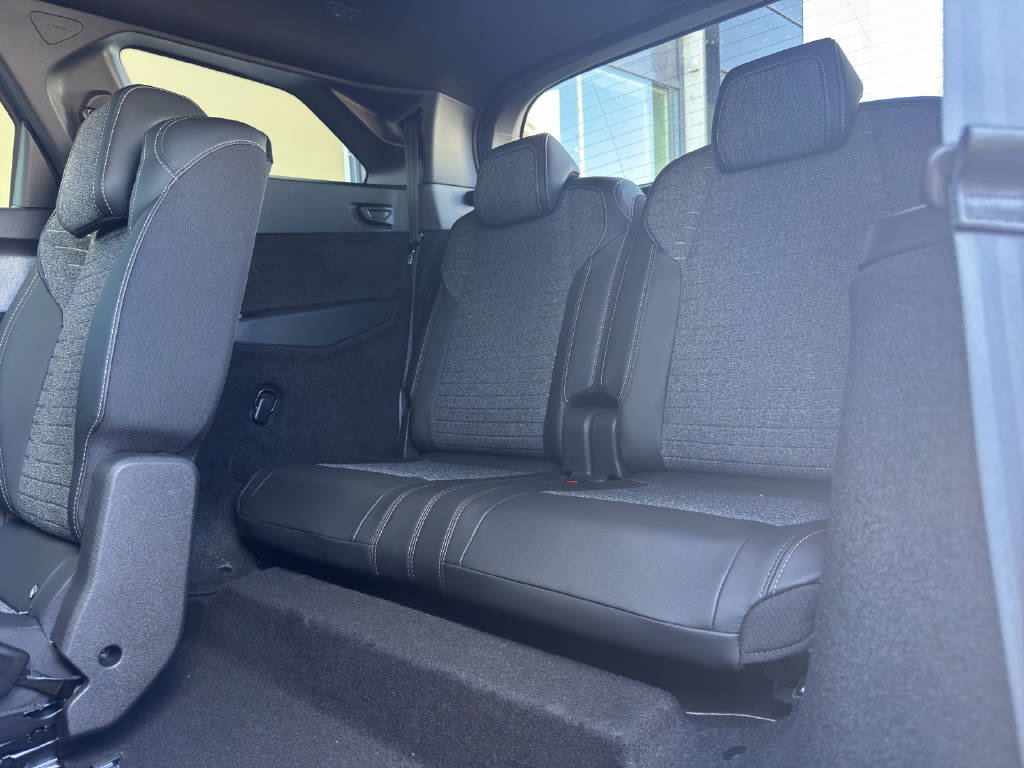 PEUGEOT 5008 e-Allure Premium AWD-image-10