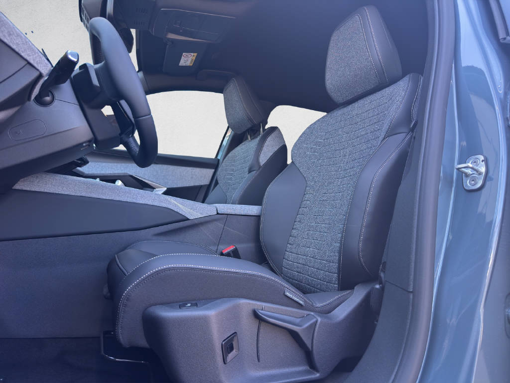 PEUGEOT 5008 e-Allure Premium AWD-image-9