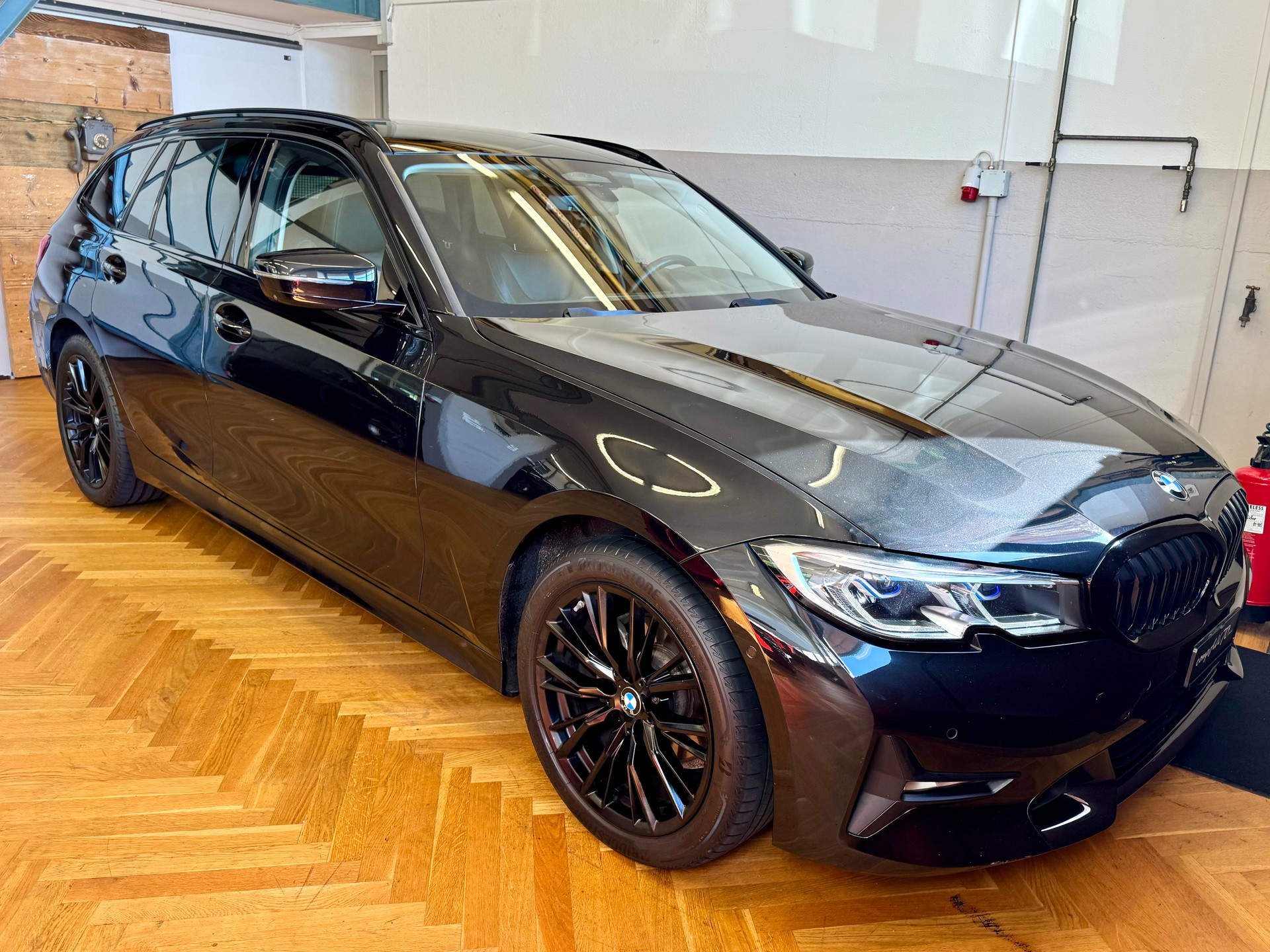 BMW 320d xDrive Touring Sport Line Steptronic-showroom-element-2
