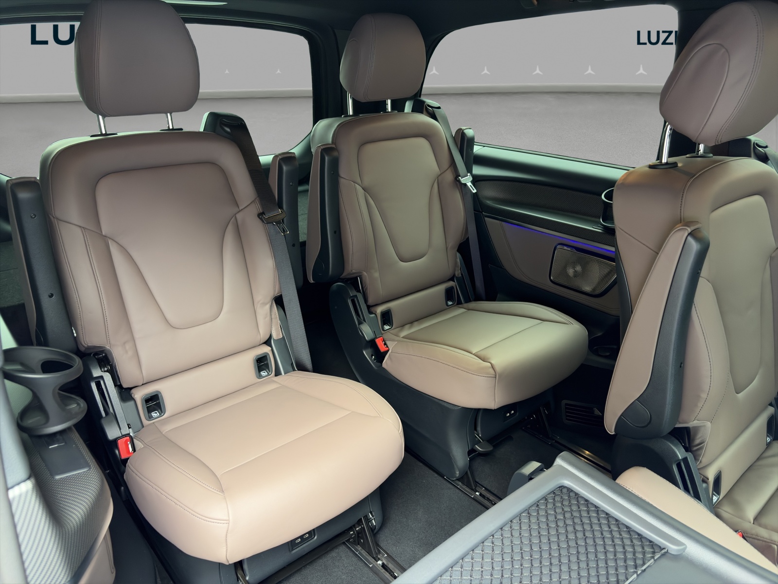 MERCEDES-BENZ V 300 d lang 4Matic Swiss Edition 9G-Tronic-image-13