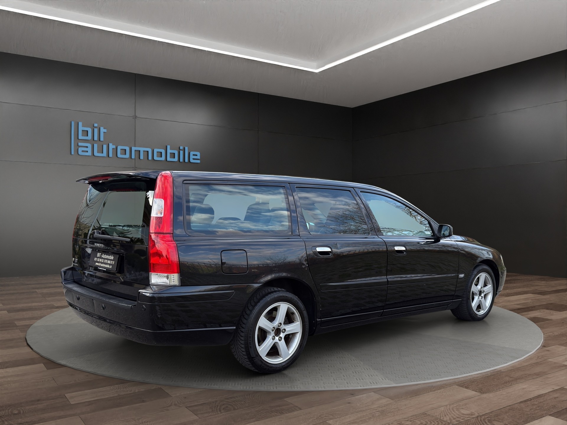 VOLVO V70 2.5T Momentum-image-7